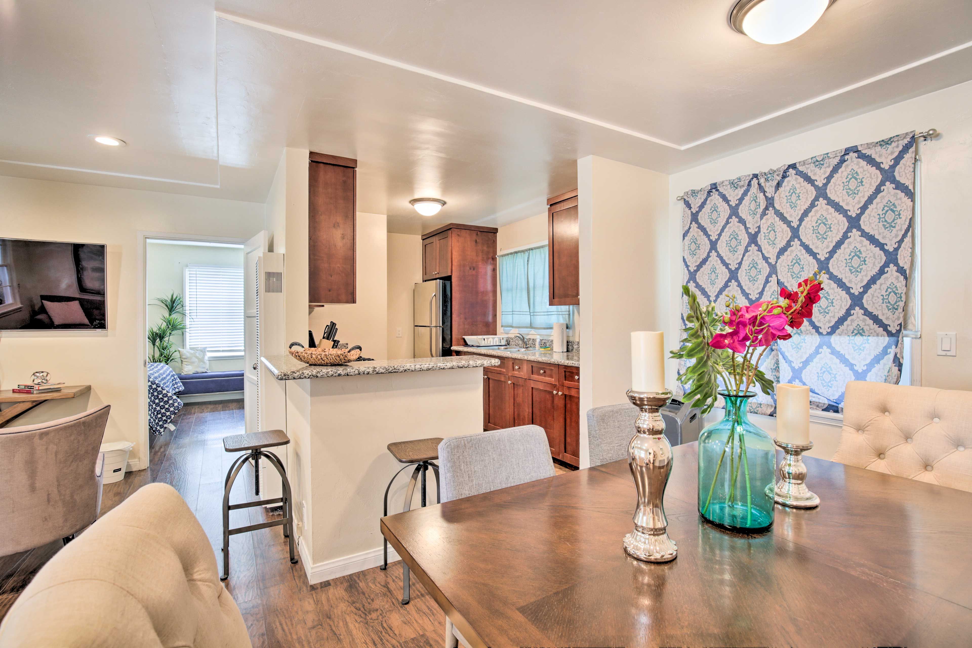 Dining Area | 6-Person Dining Table