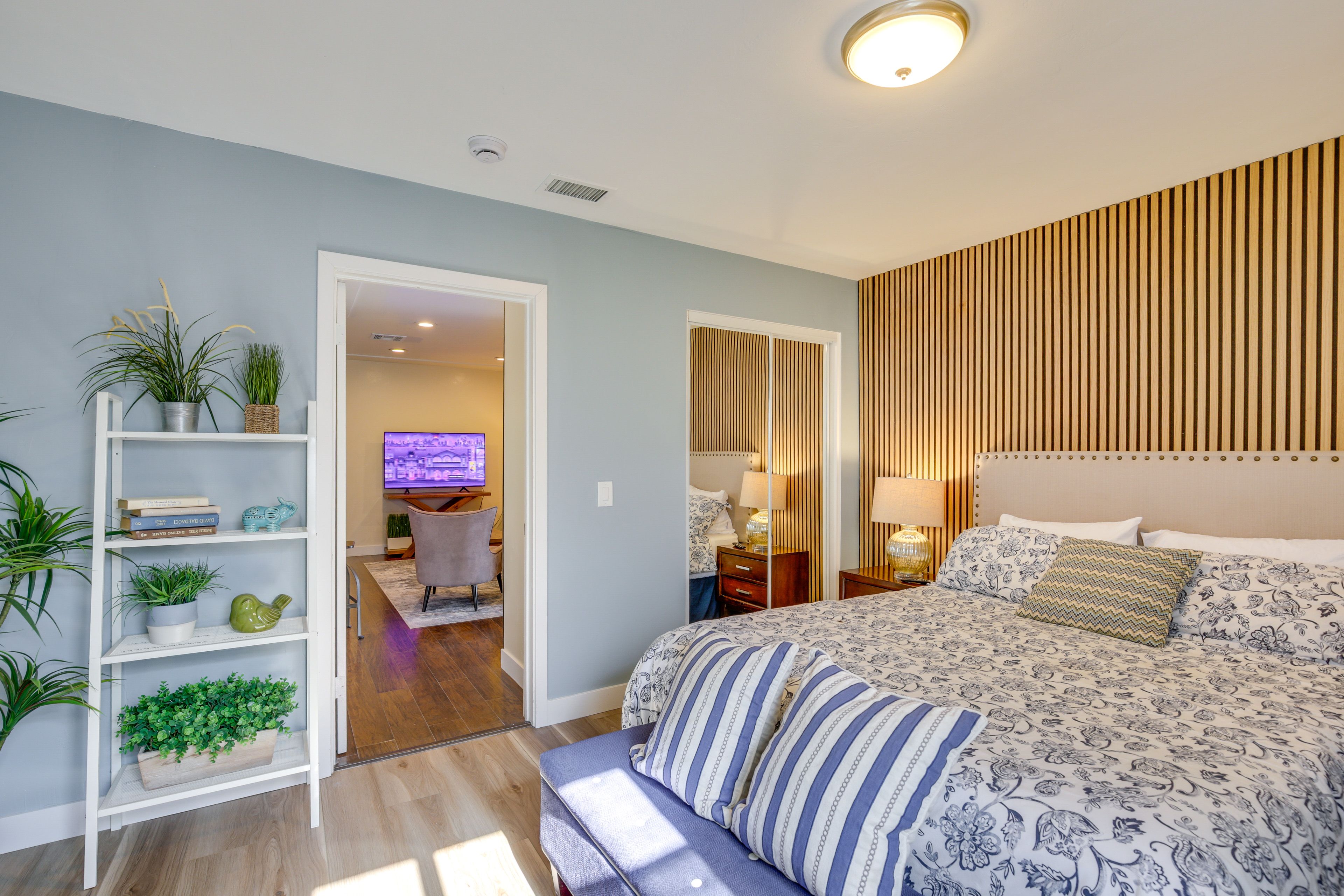 Bedroom 1 | Queen Bed