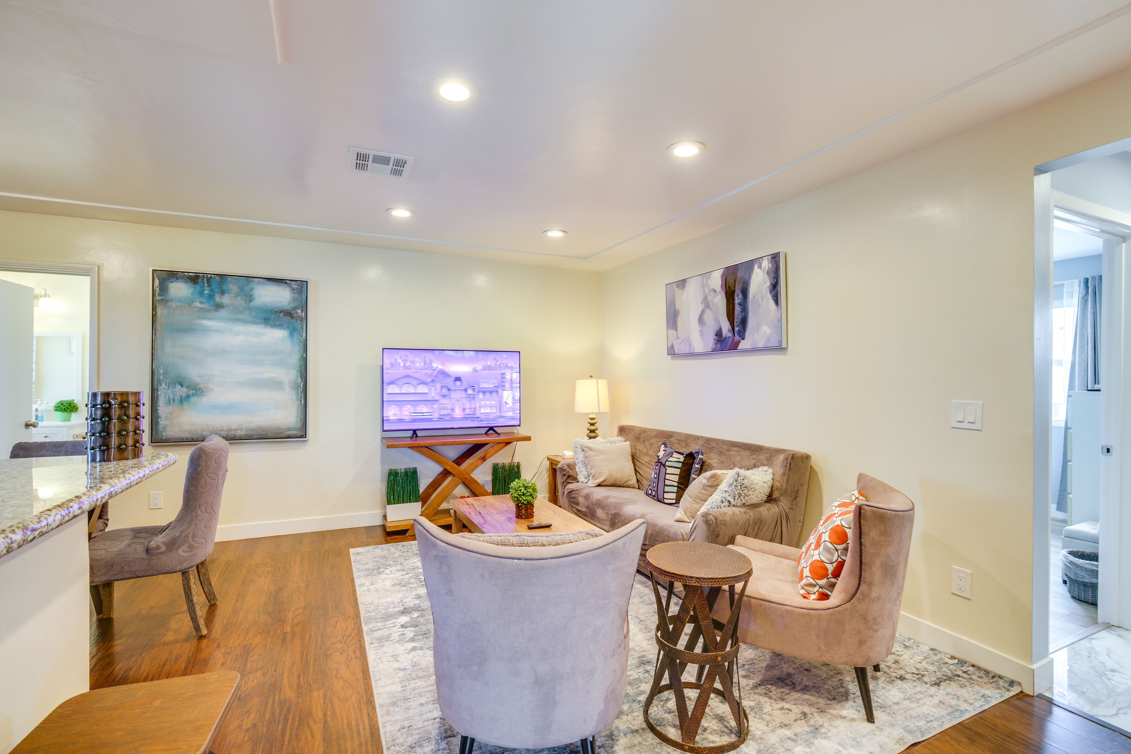 Living Room | Smart TV (Netflix, Amazon Prime, Disney+)