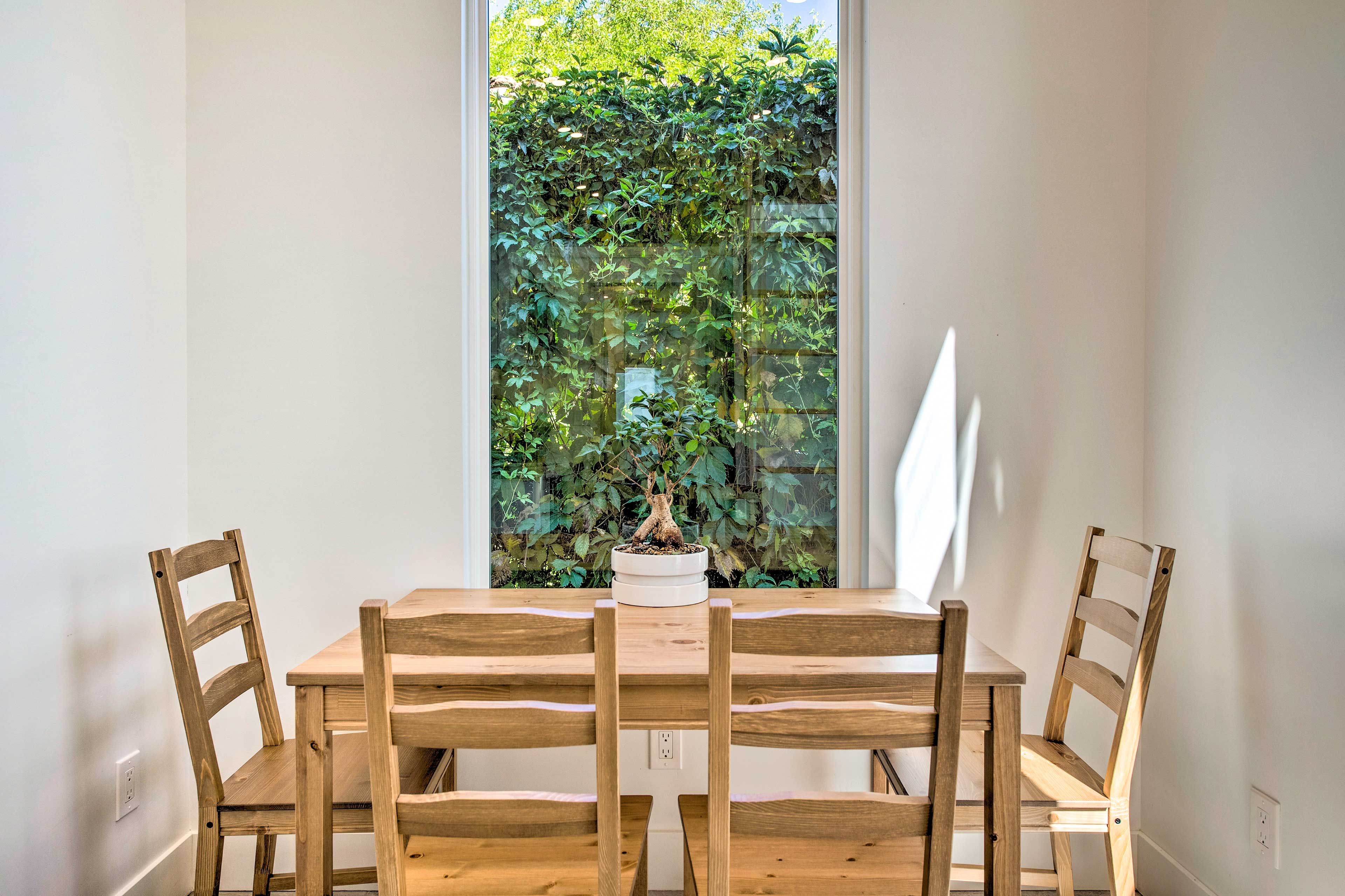 Dining Area | Dishware Provided