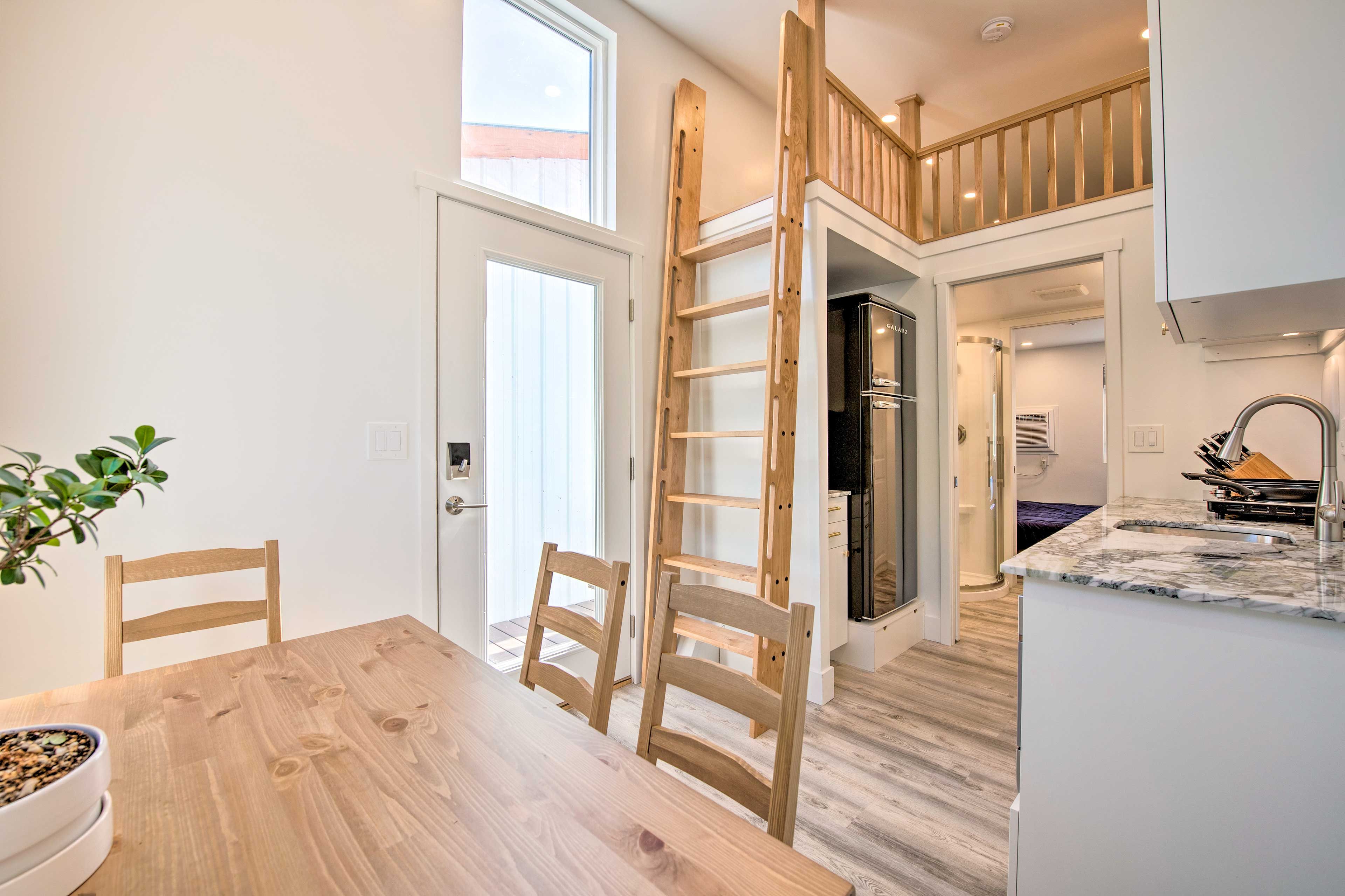 Living Area | 400 Sq Ft | Free WiFi