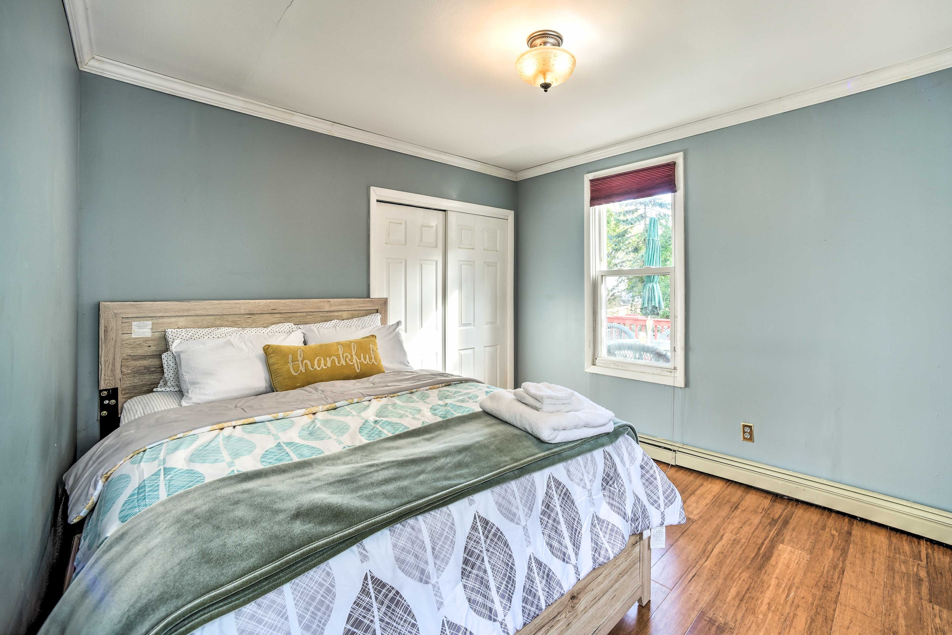 Bedroom 2 | Queen Bed