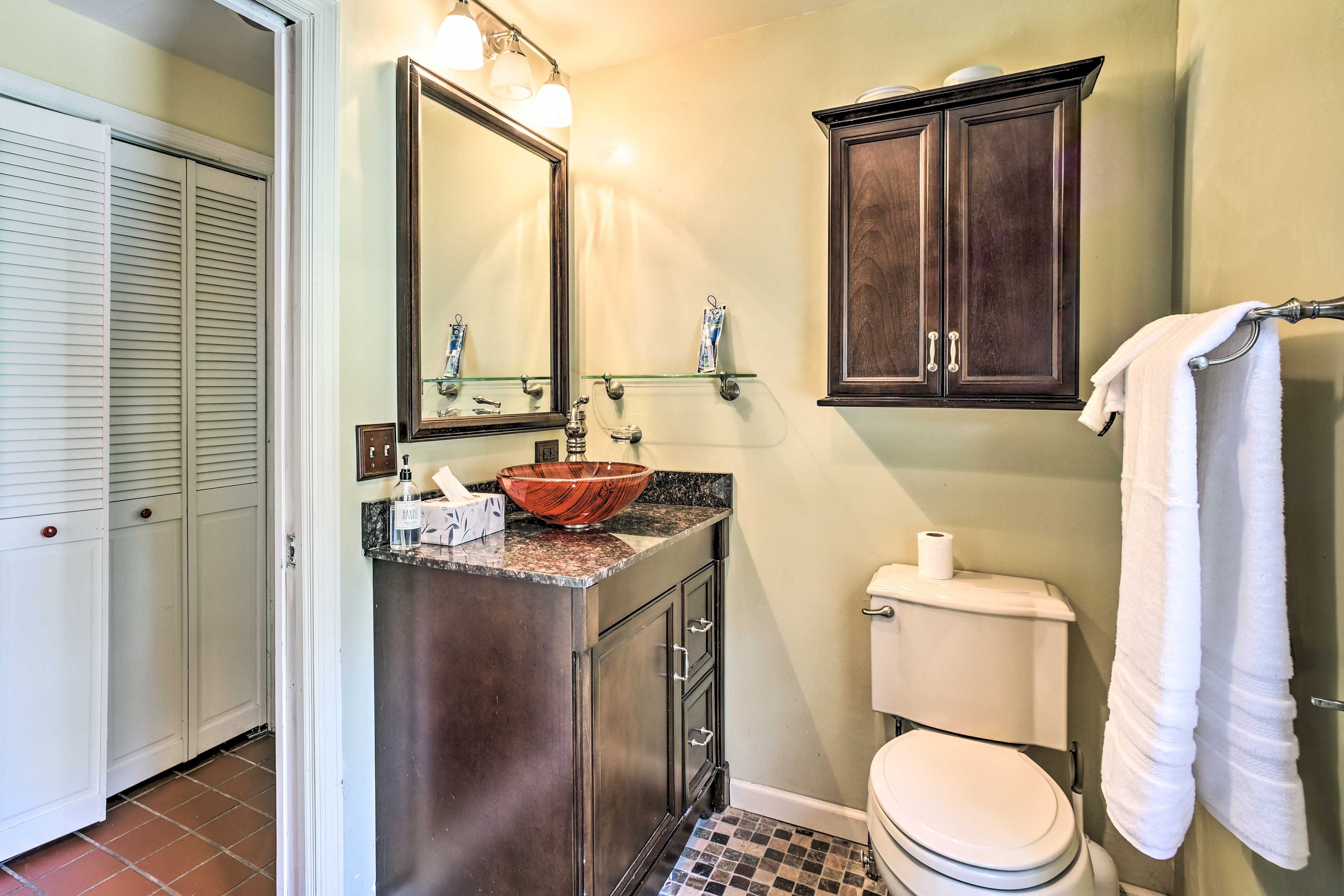 Full Bathroom | Towels Provided