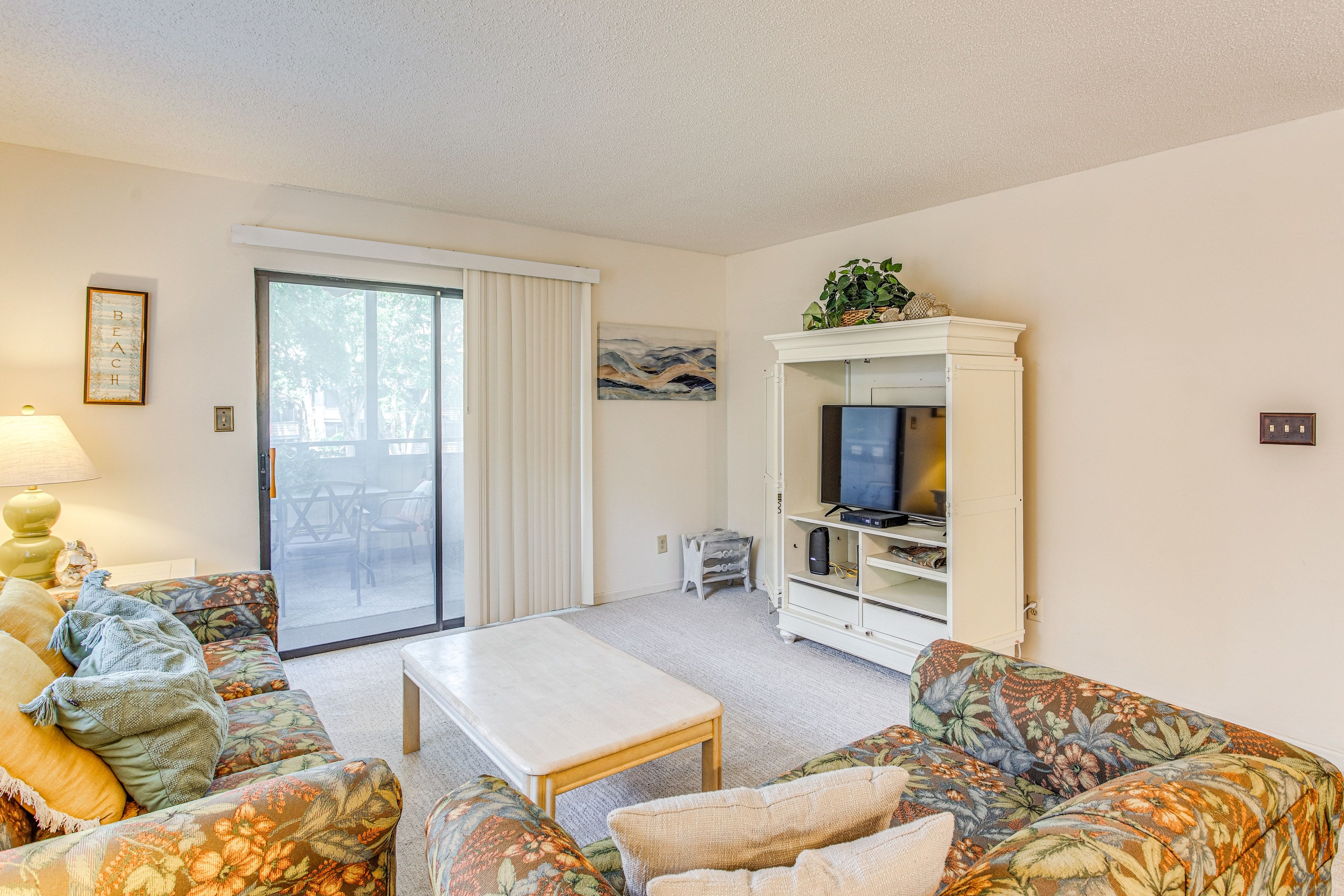 Living Room | Free WiFi | Central A/C
