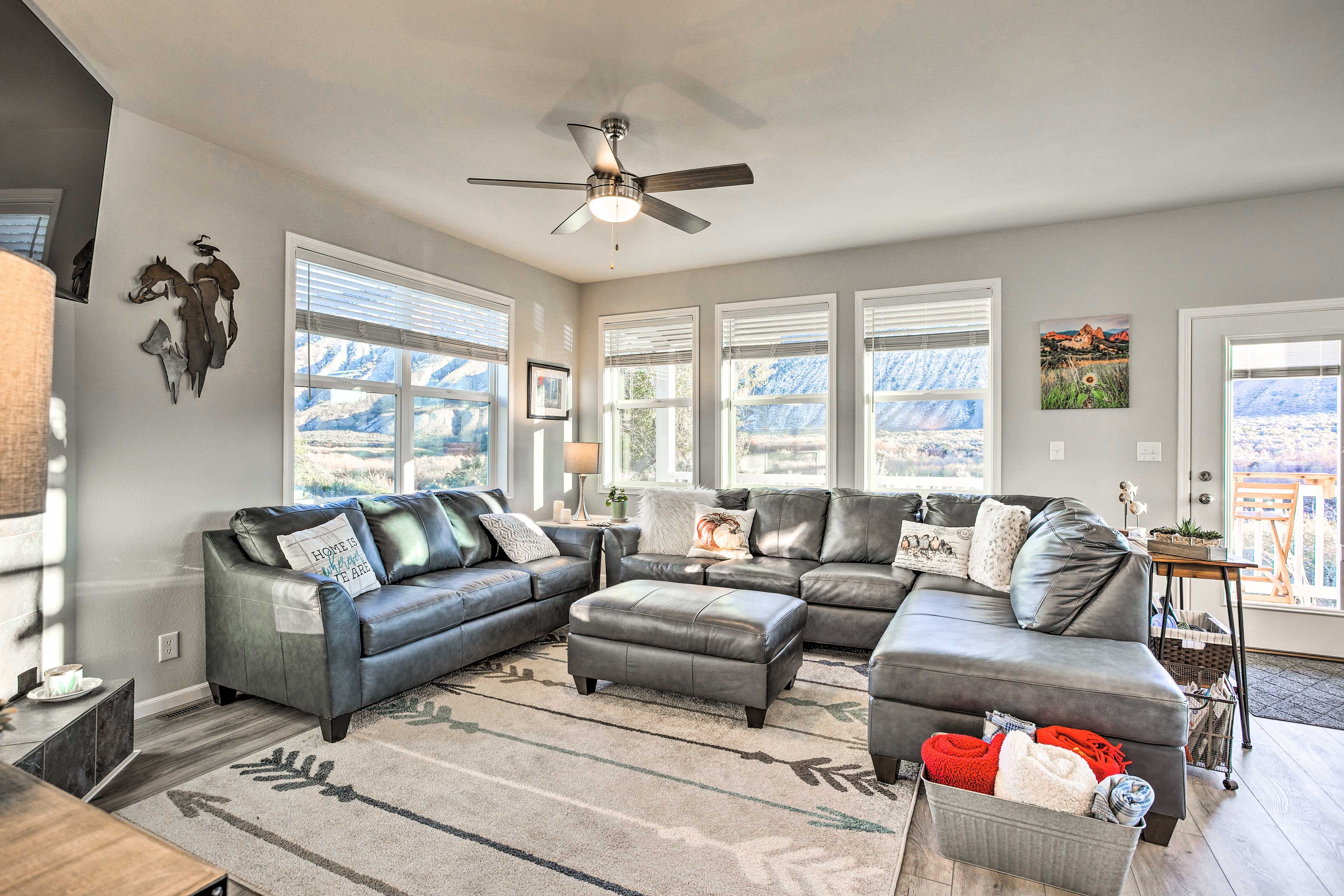 Living Room | Gas Fireplace