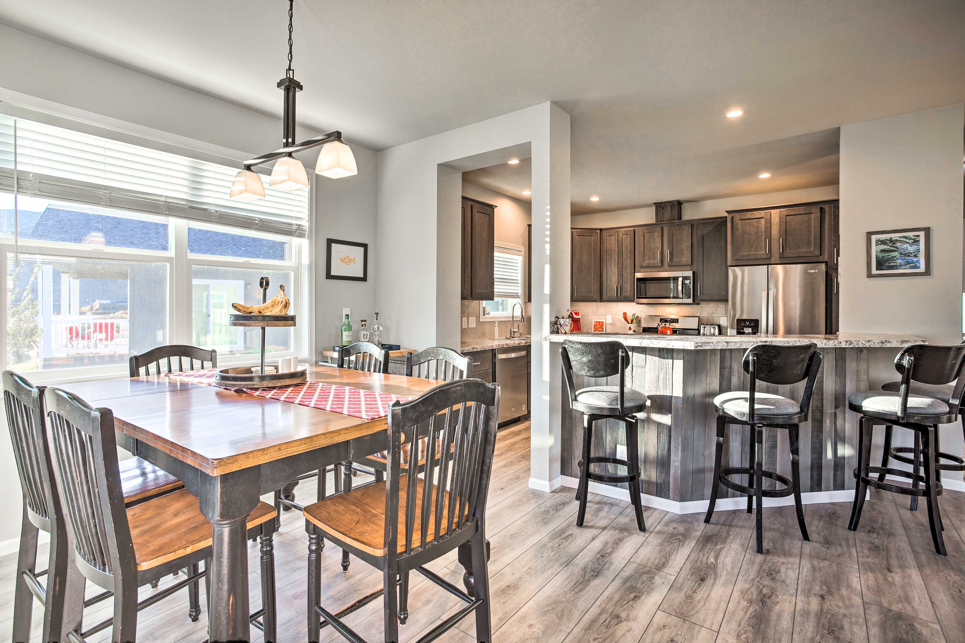 Dining Area | Dishware/Flatware Provided