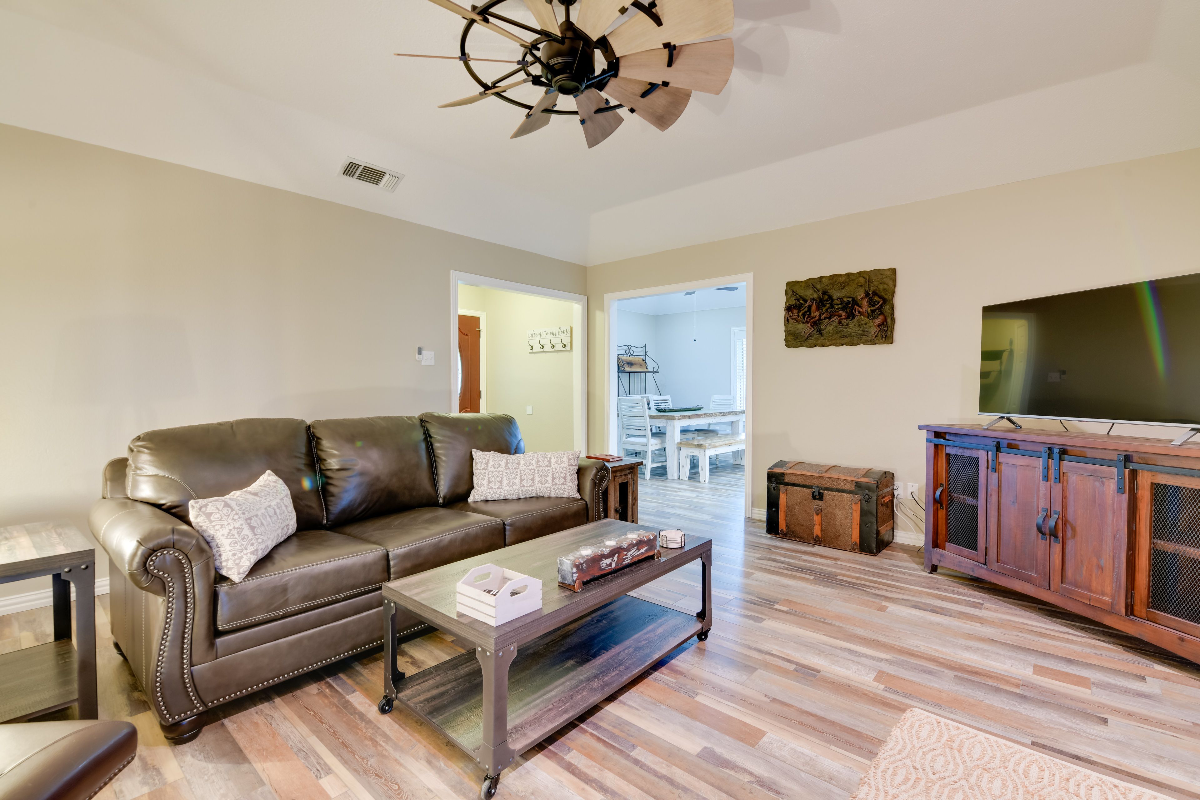 Living Room | Smart TV | Fireplace