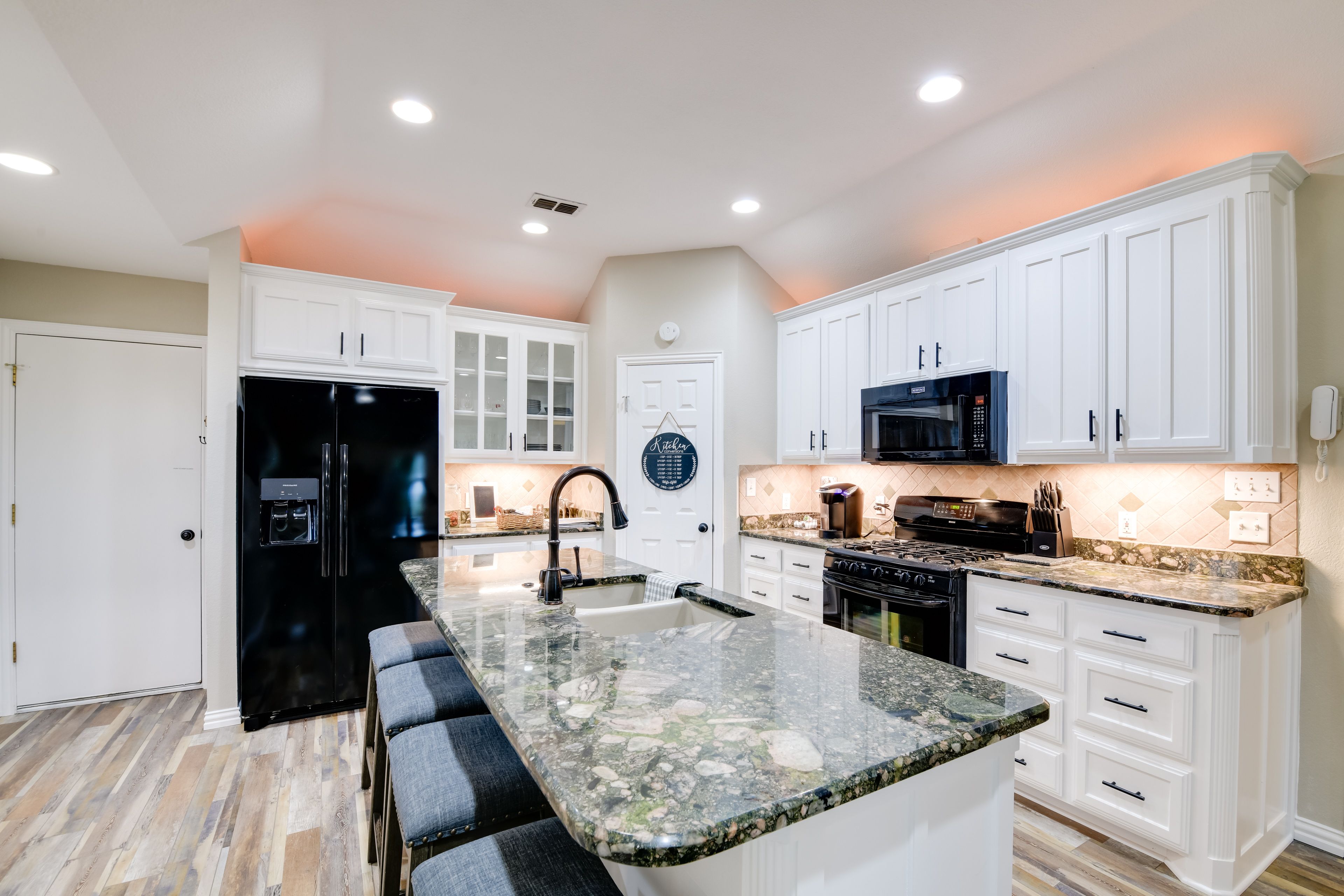 Kitchen | Fully Equipped w/ Cooking Basics