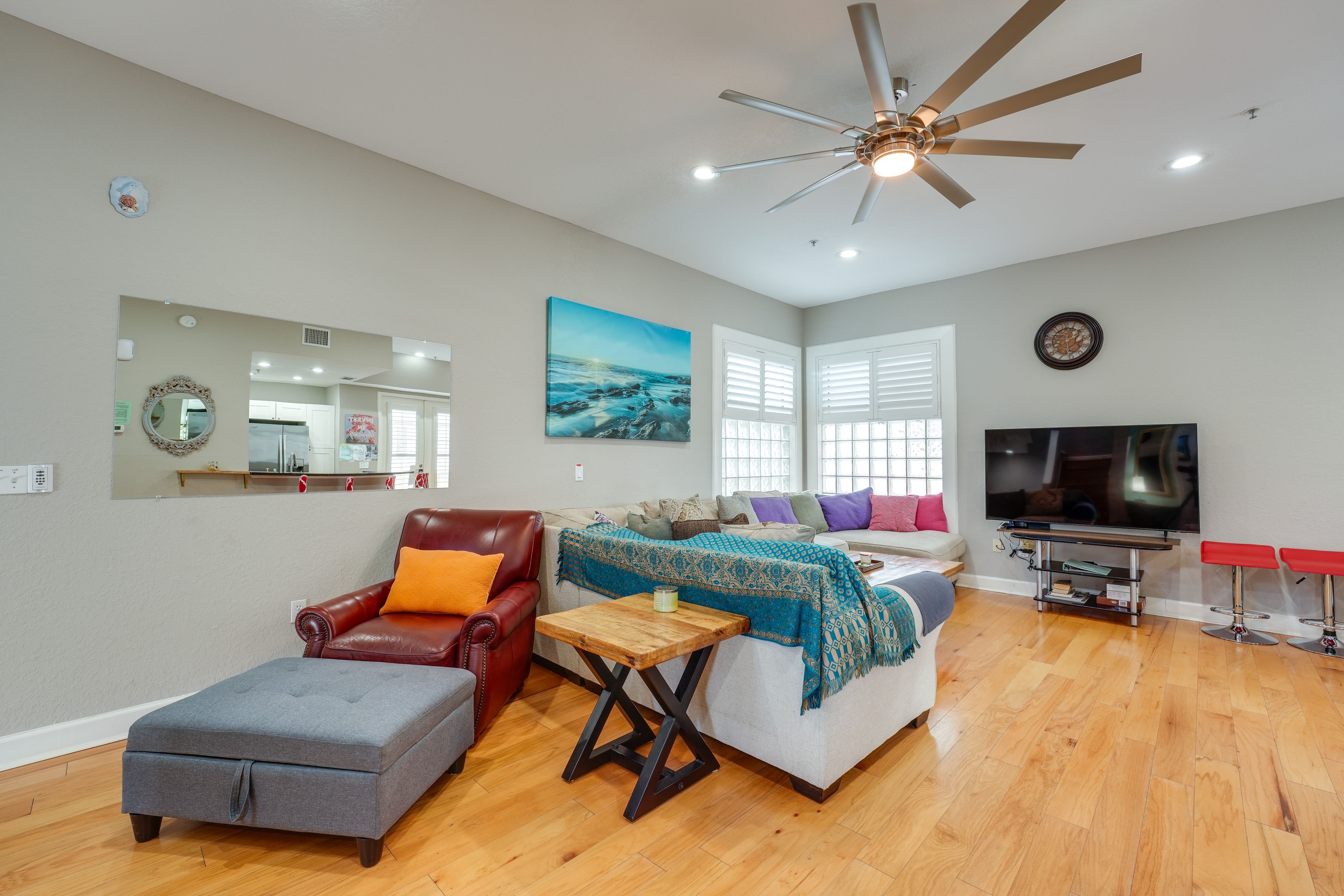 Living Room | Smart TV w/ Cable