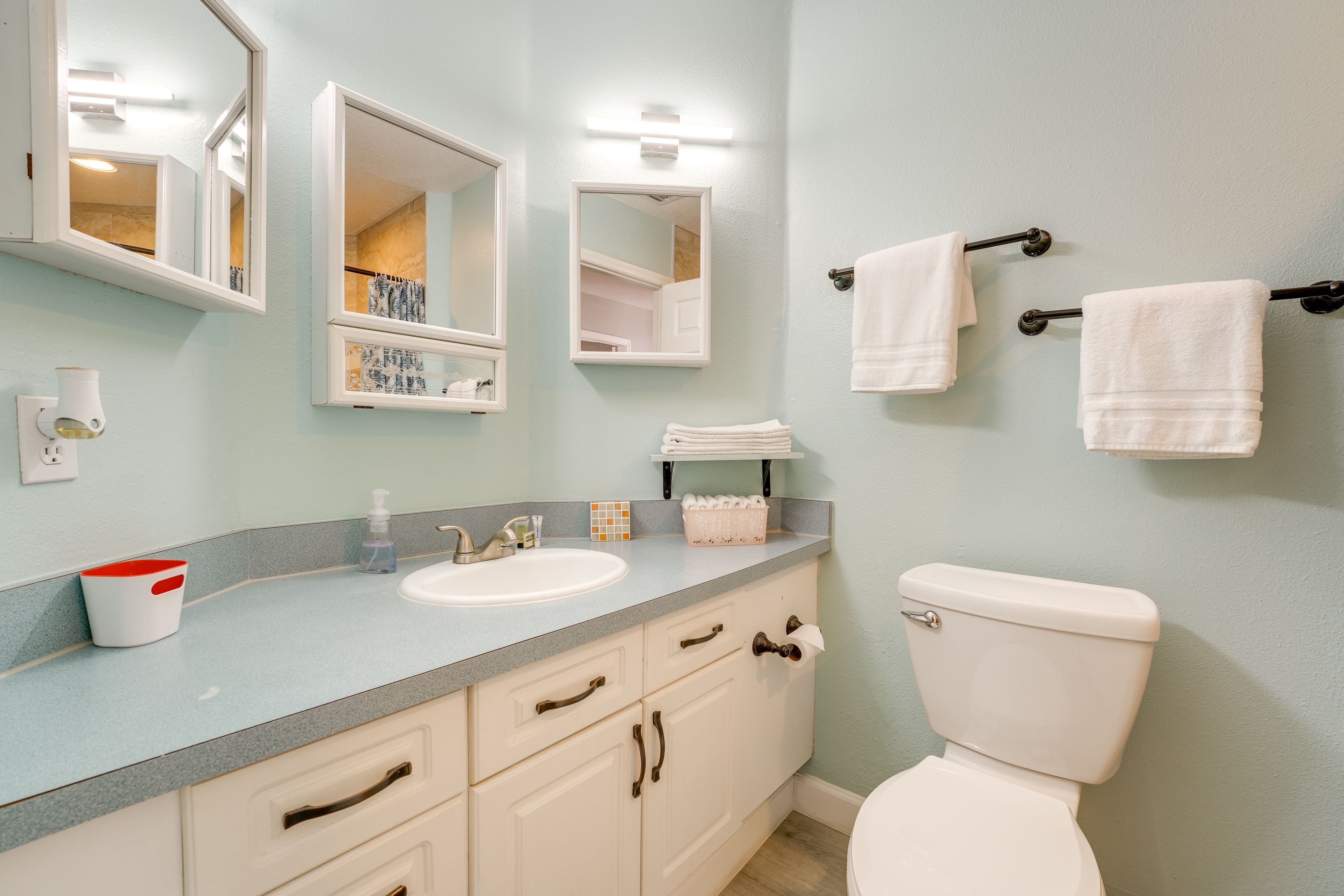 Full Bathroom | Towels Provided | Shower