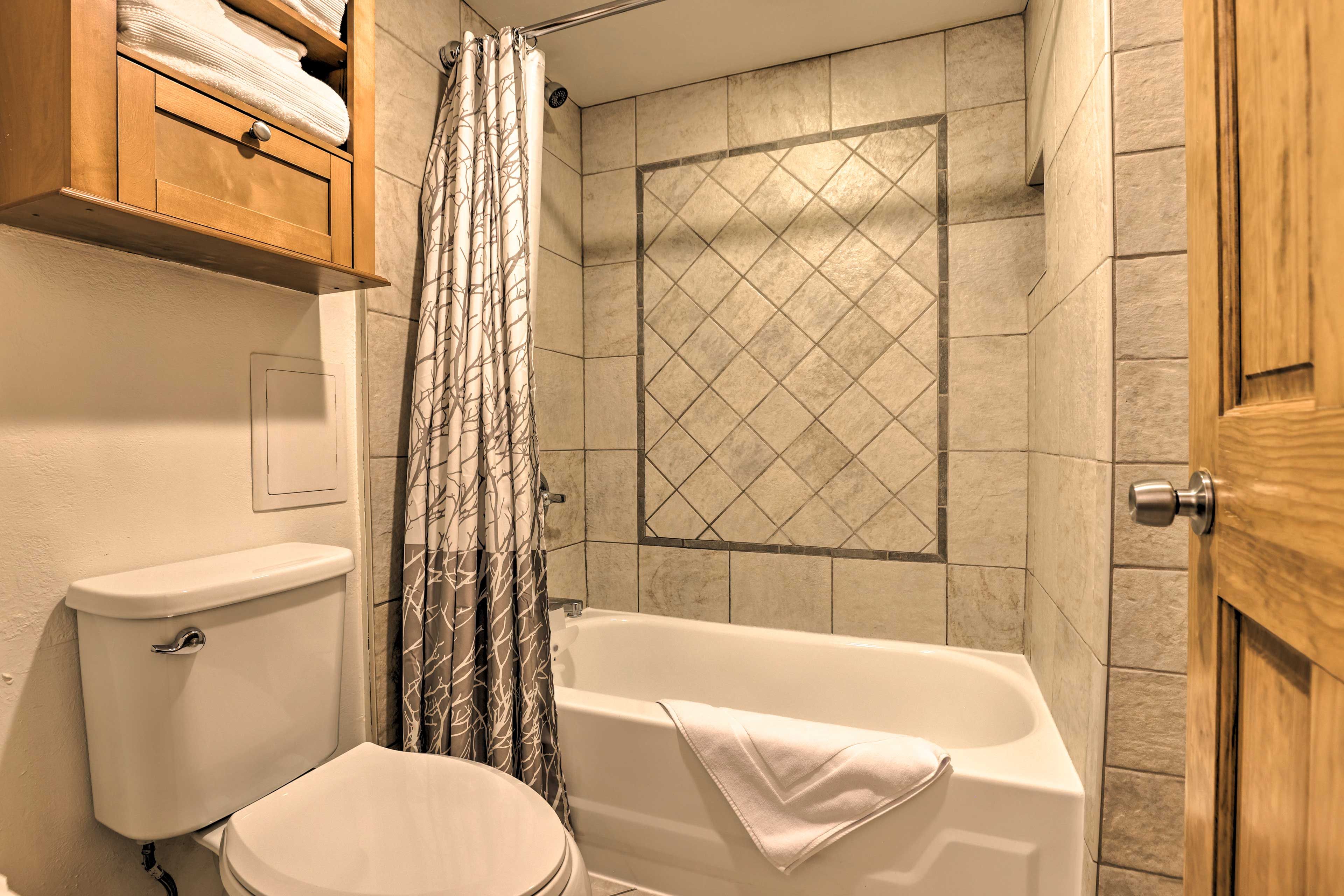 Full Bathroom | Shower/Tub Combo