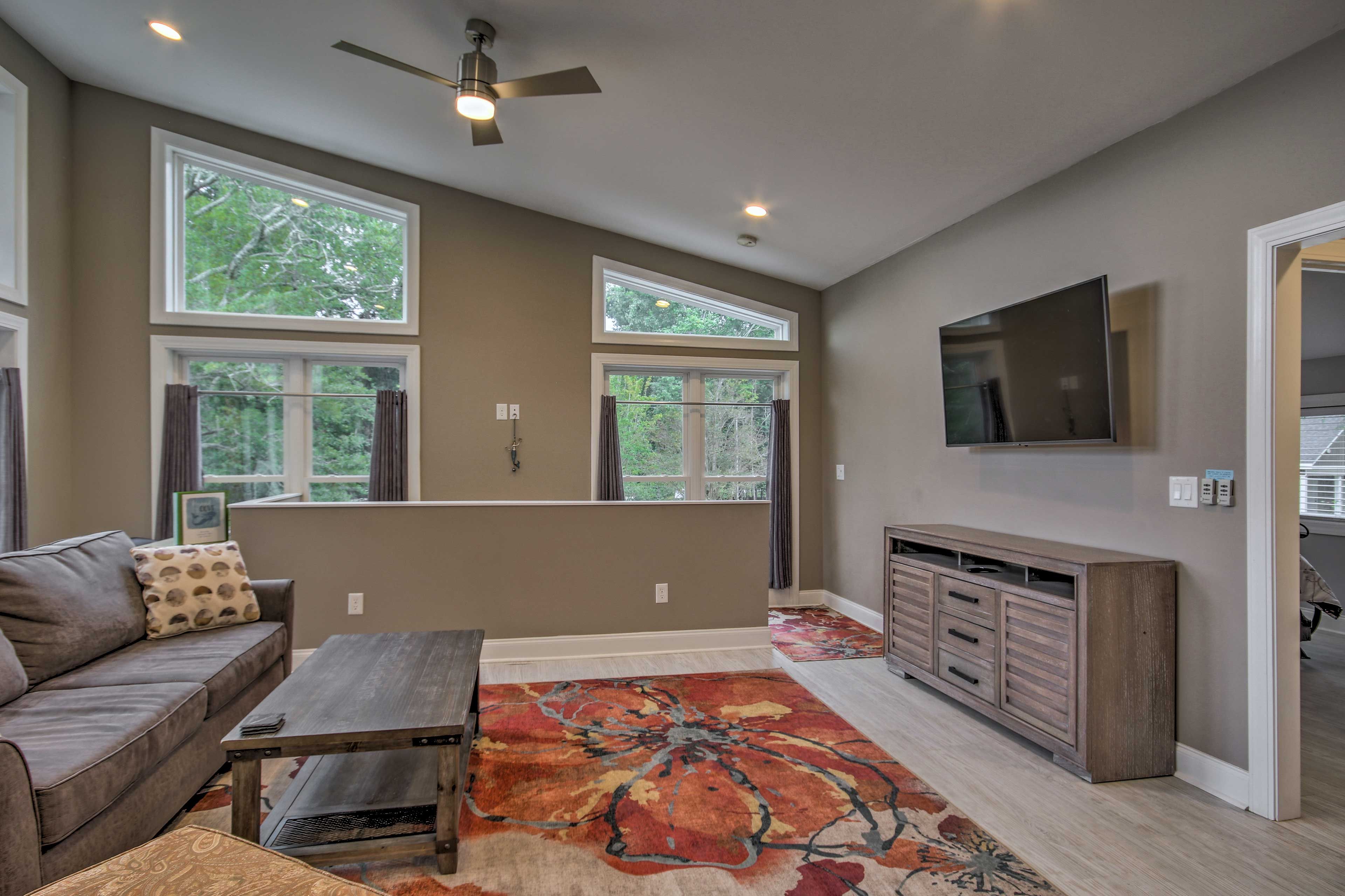 Living Room | Smart TV w/ Cable