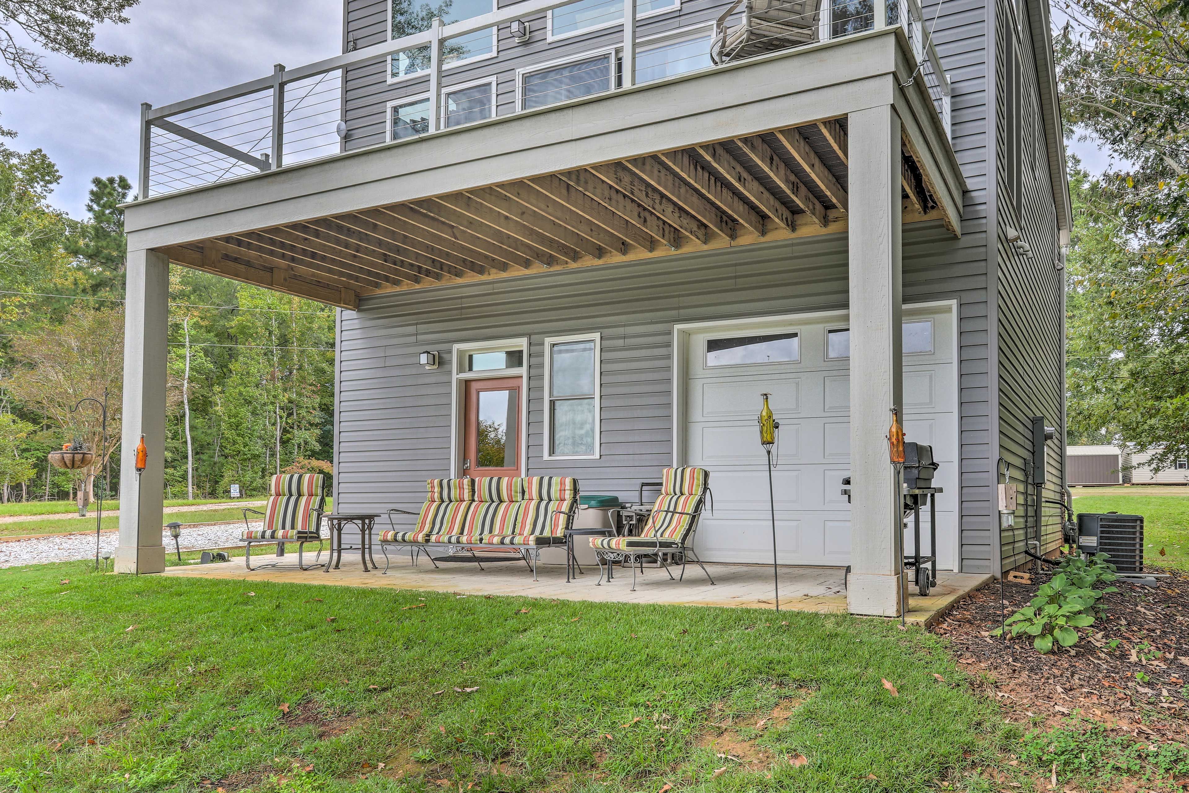 Covered Patio | 2nd-Floor Unit