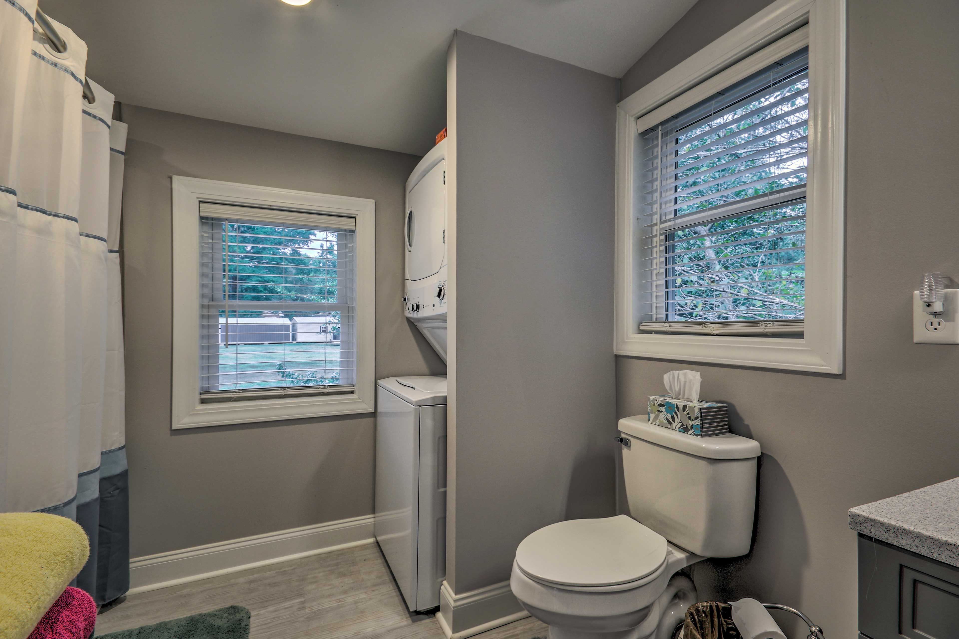 Full Bathroom | Complimentary Toiletries | Towels Provided