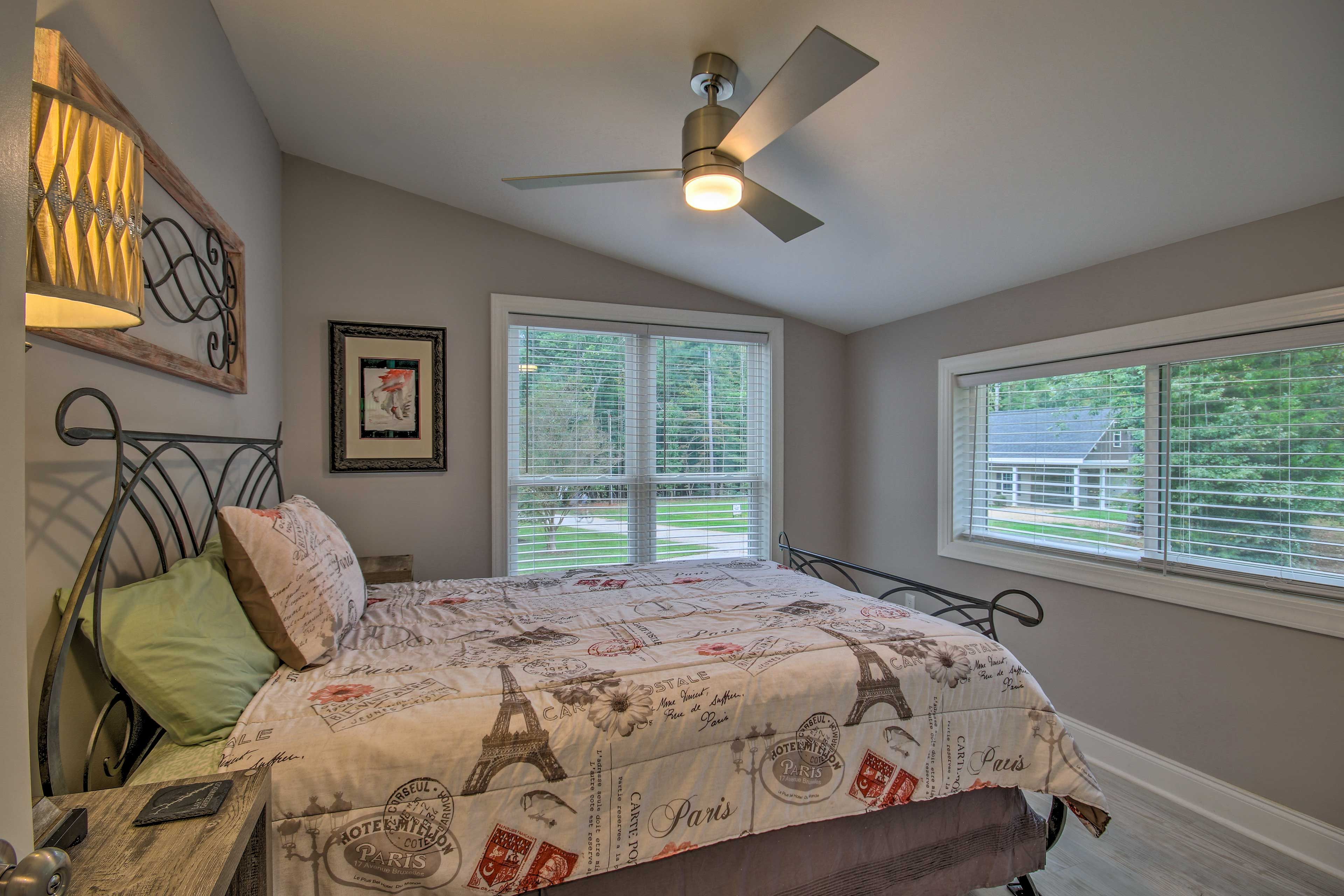 Bedroom | Queen Bed