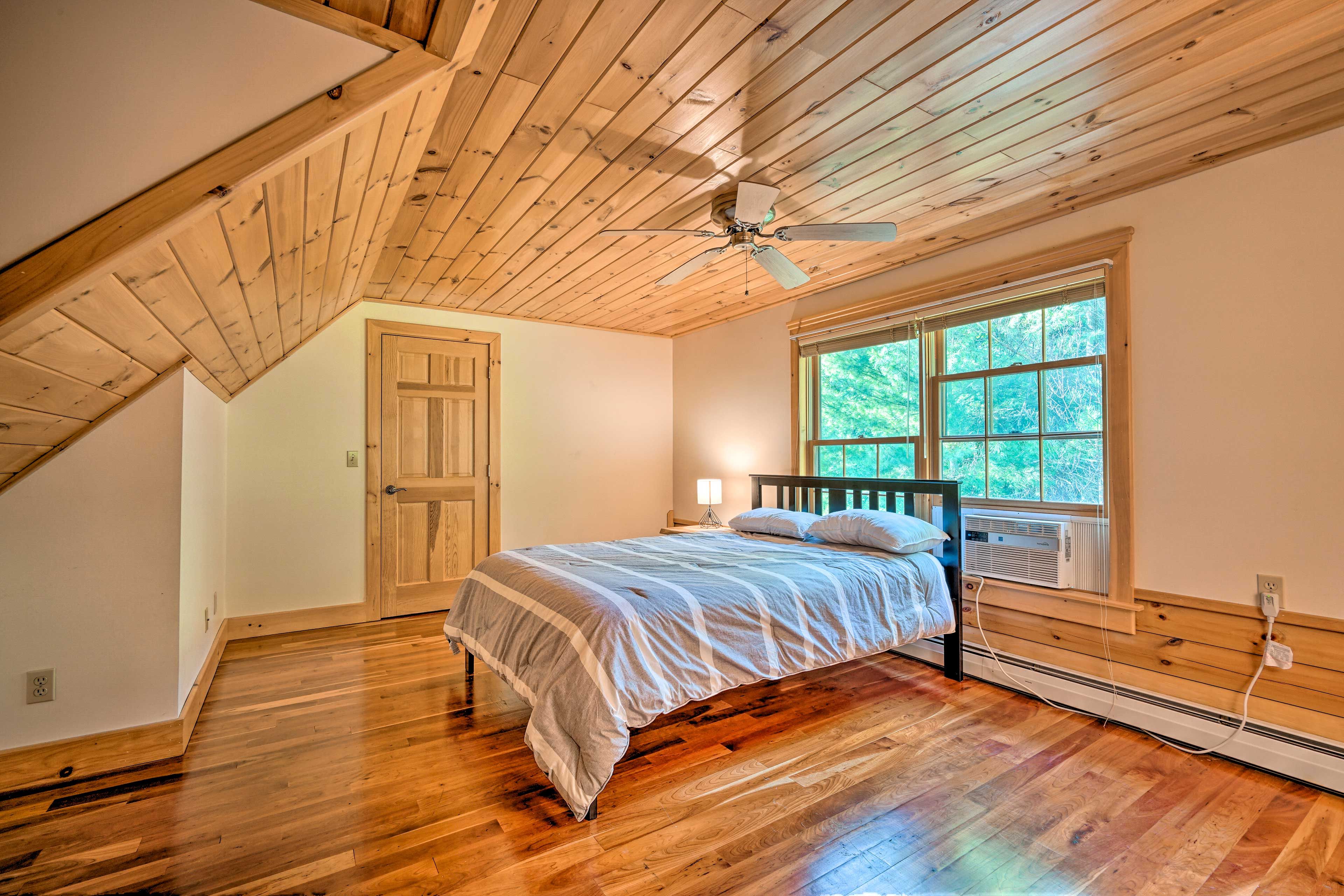 Bedroom 3 | Queen Bed
