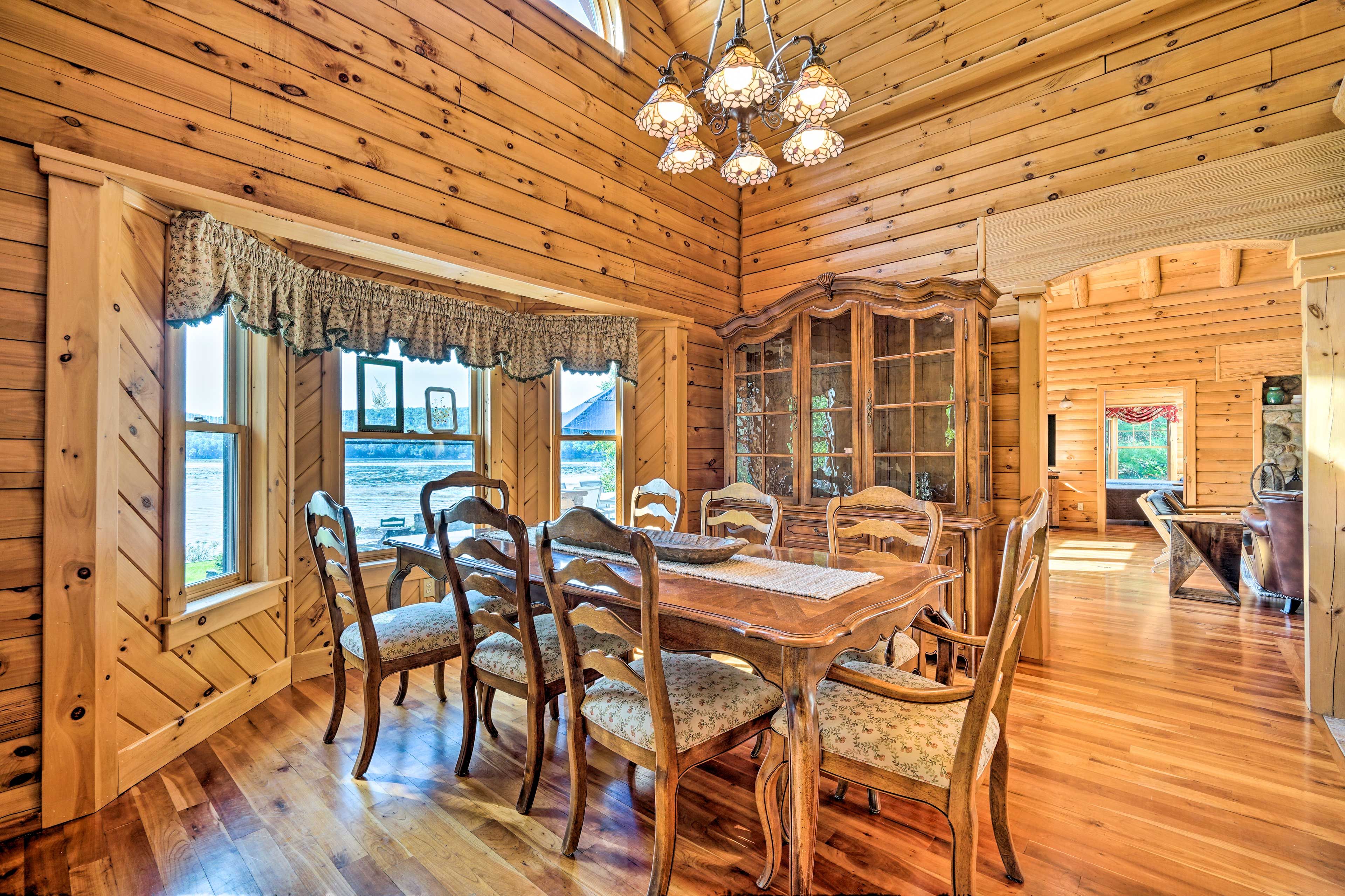 Dining Room | Dishware/Flatware Provided