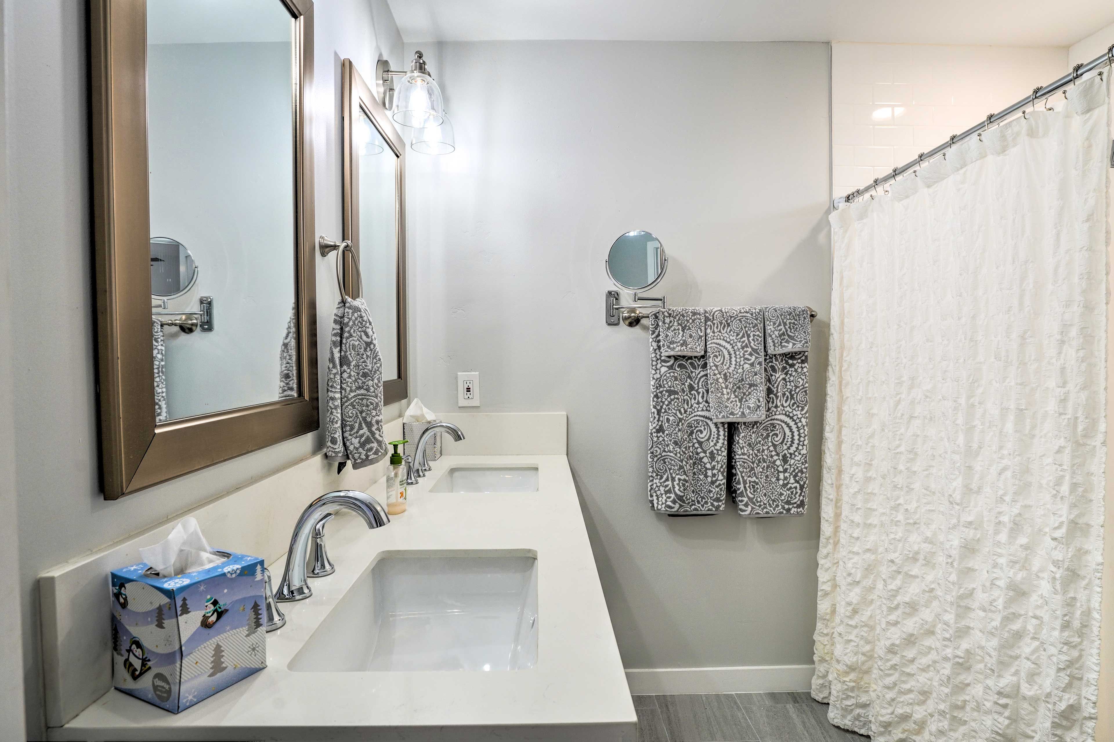 Full Bathroom | Complimentary Toiletries