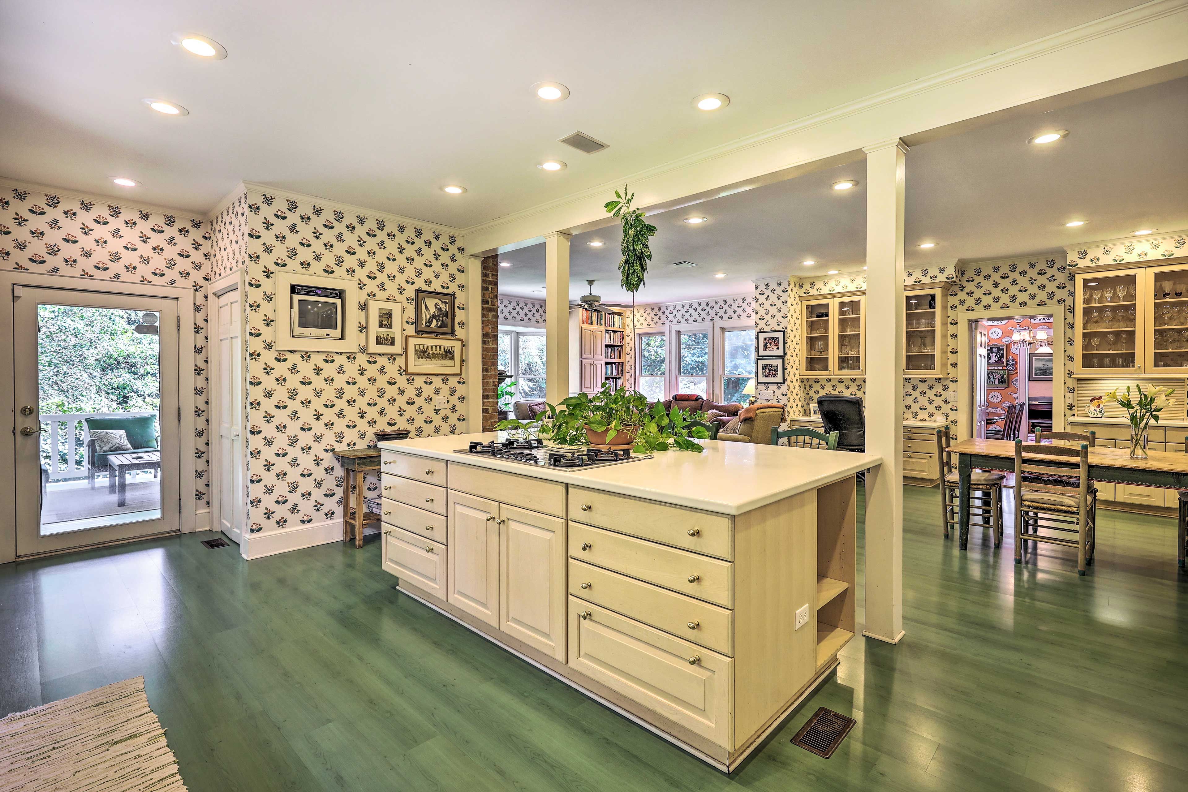 The Green Room | Fully Equipped Kitchen | 1st Floor | Stairs Required