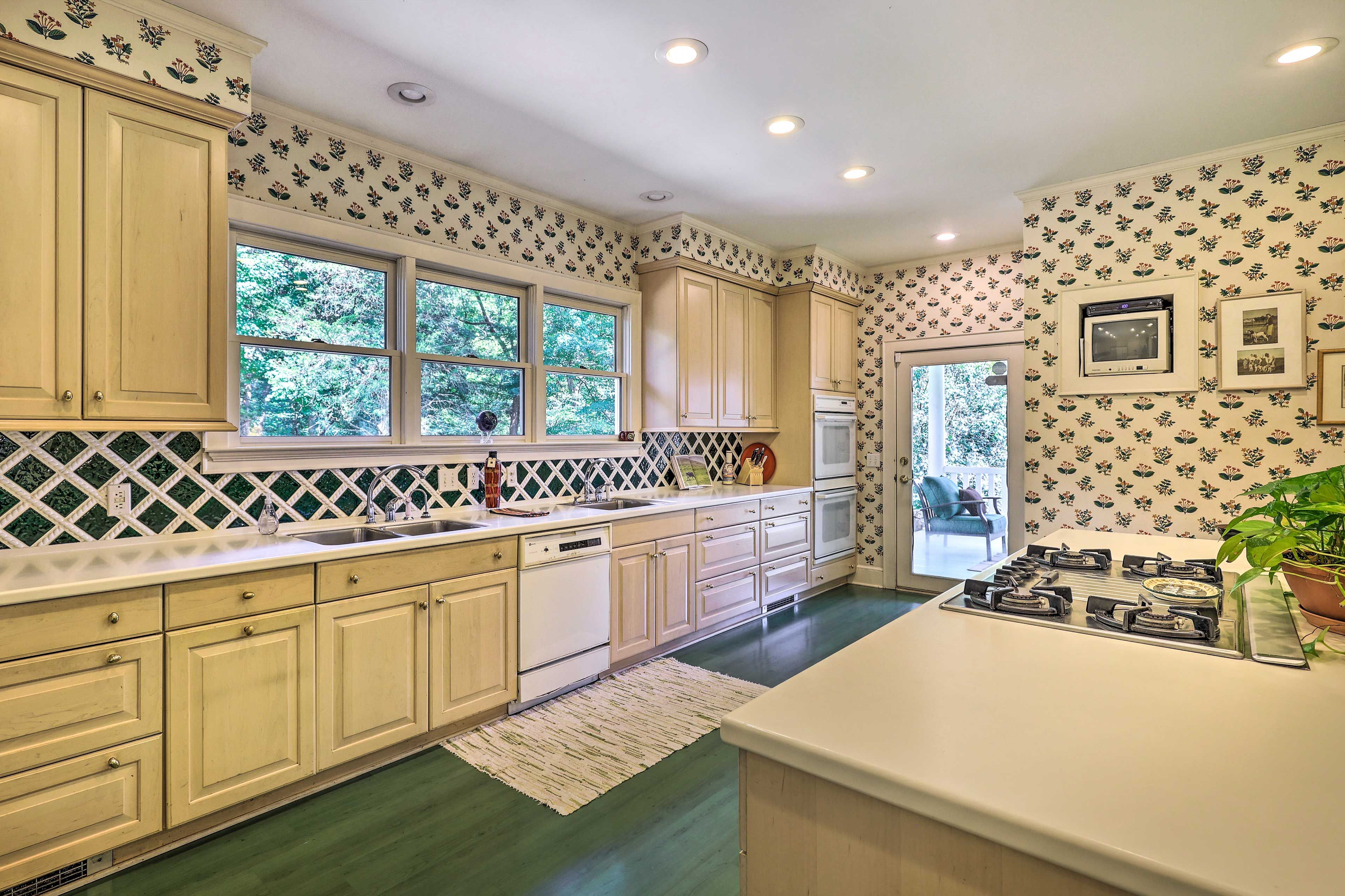 Fully Equipped Kitchen | Toaster | Crock Pot | Complimentary Spices