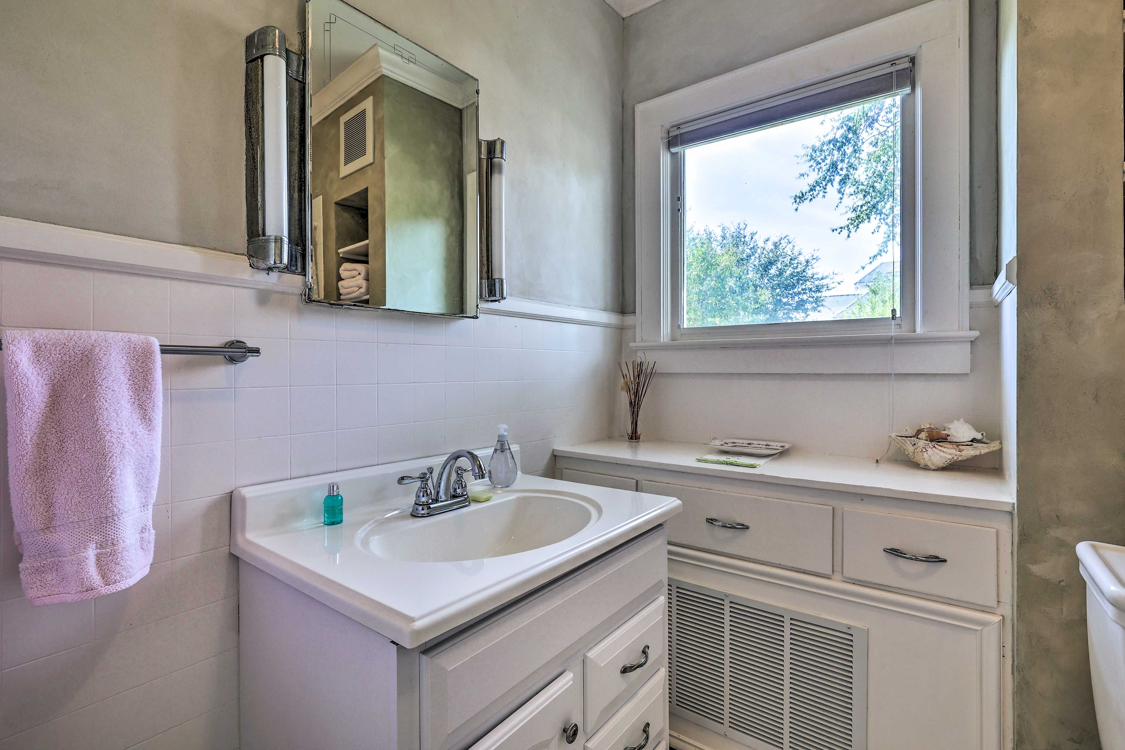 En-Suite Full Bathroom | 1st Floor | Stairs Required