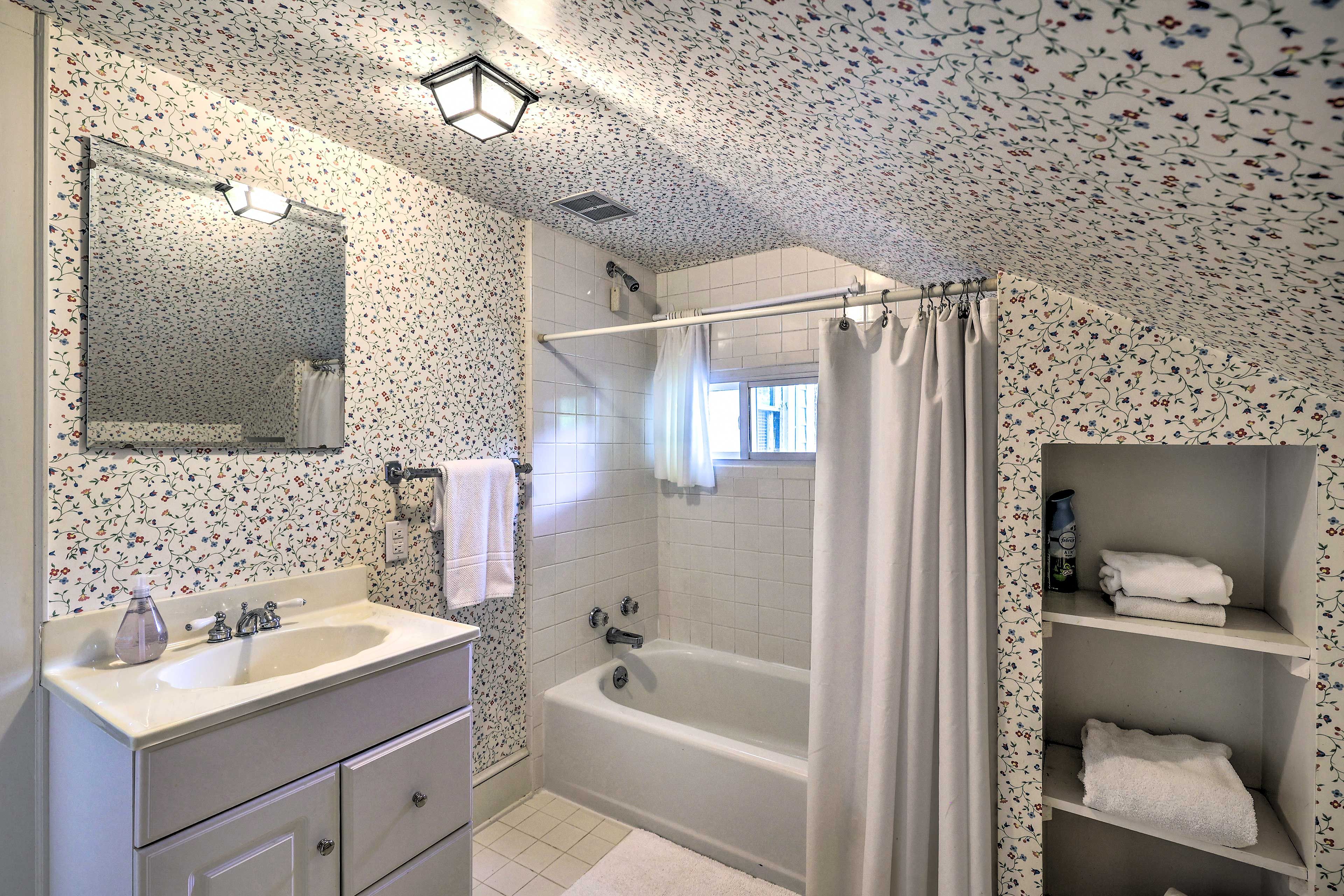 En-Suite Full Bathroom | Hair Dryer