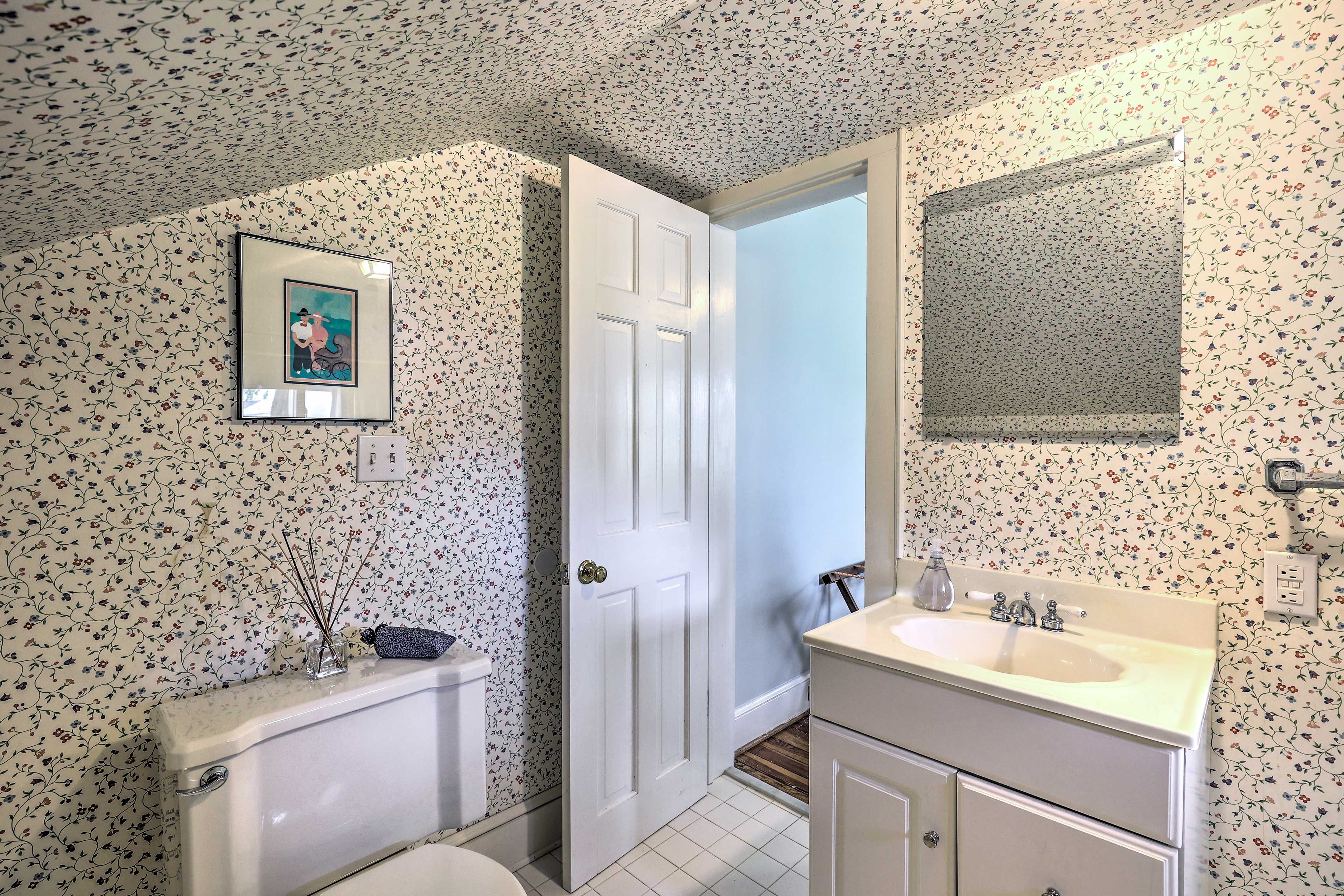 En-Suite Full Bathroom | 2nd Floor | Stairs Required