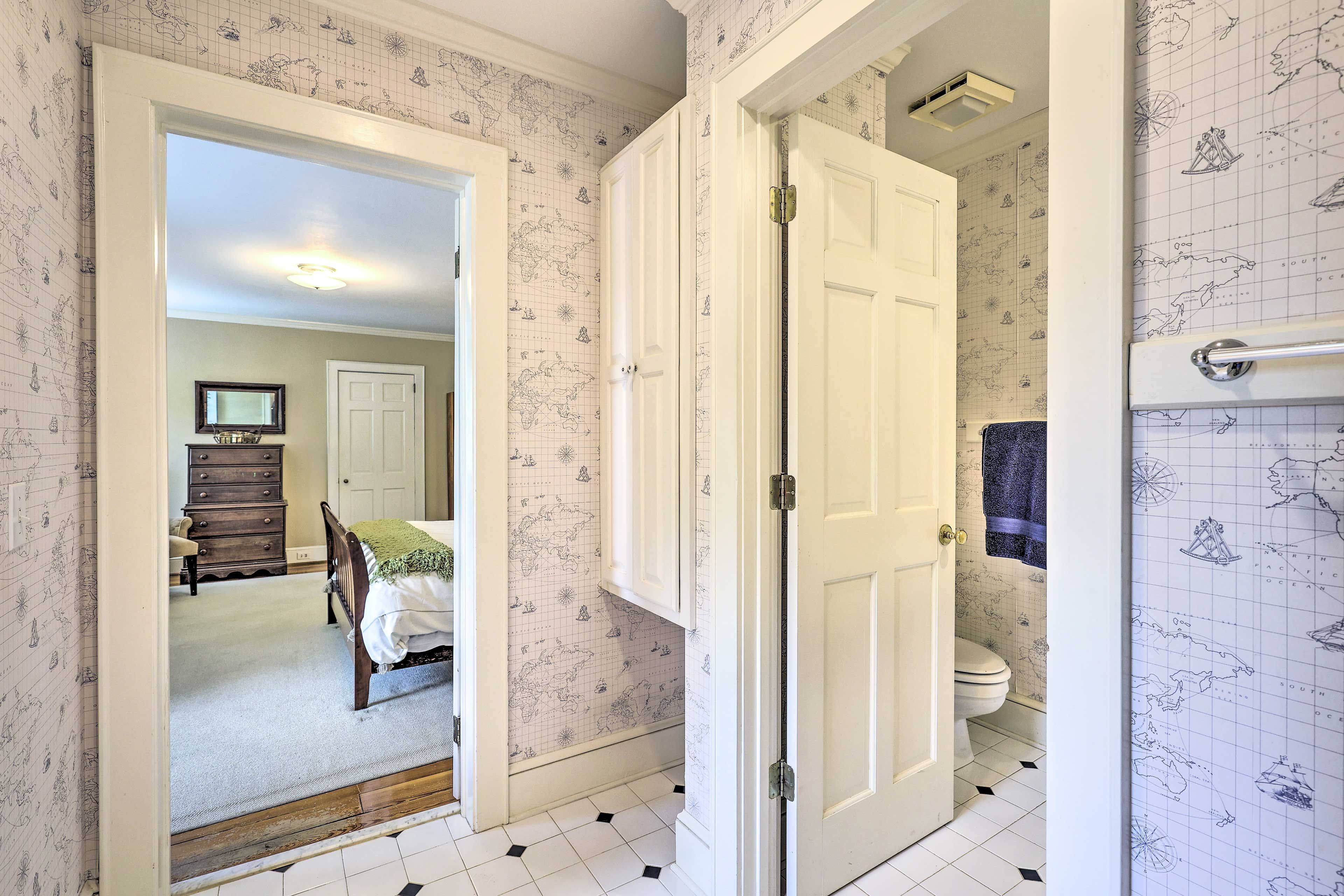 En-Suite Full Bathroom | 2nd Floor | Stairs Required