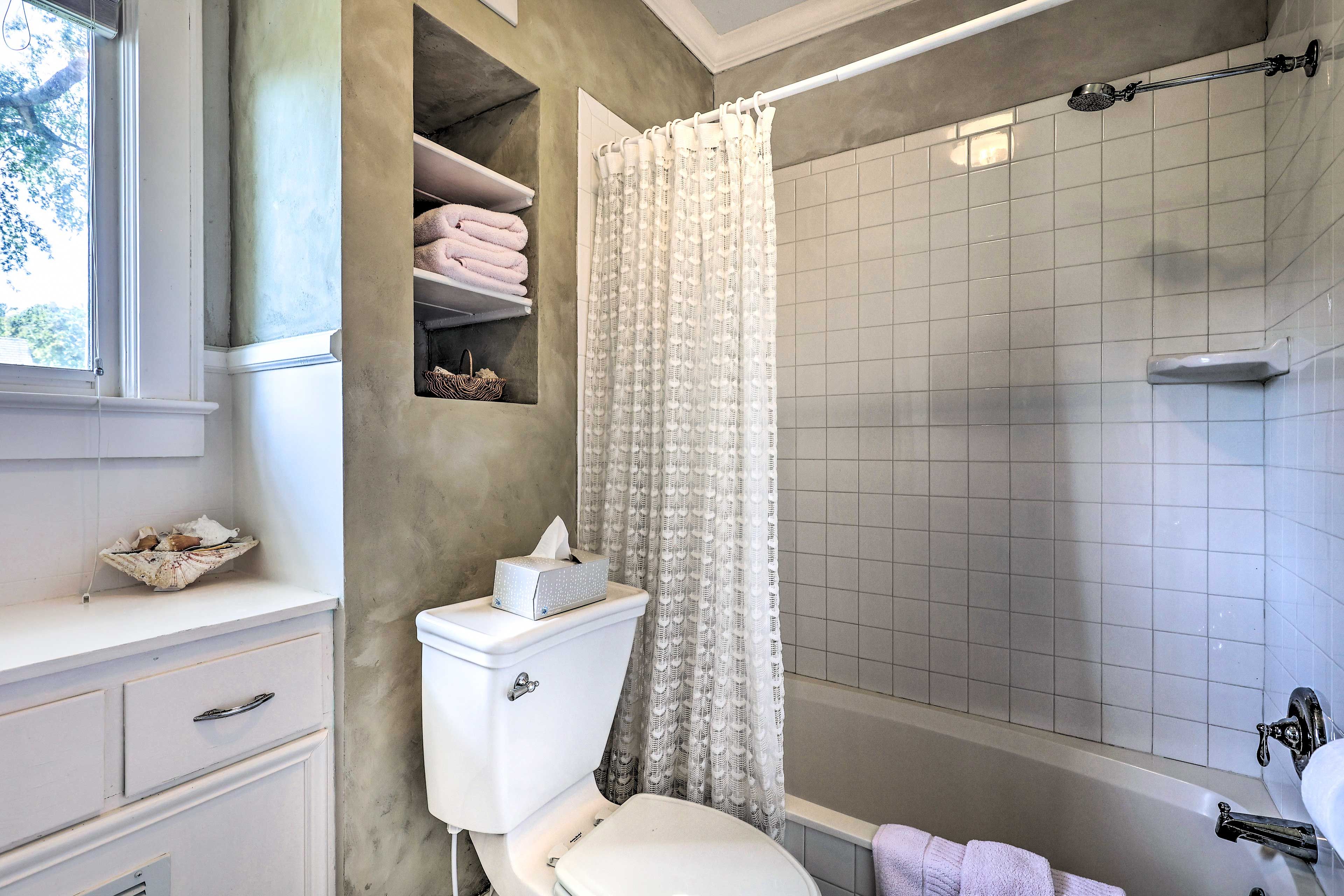 En-Suite Full Bathroom | Clothes Steamer