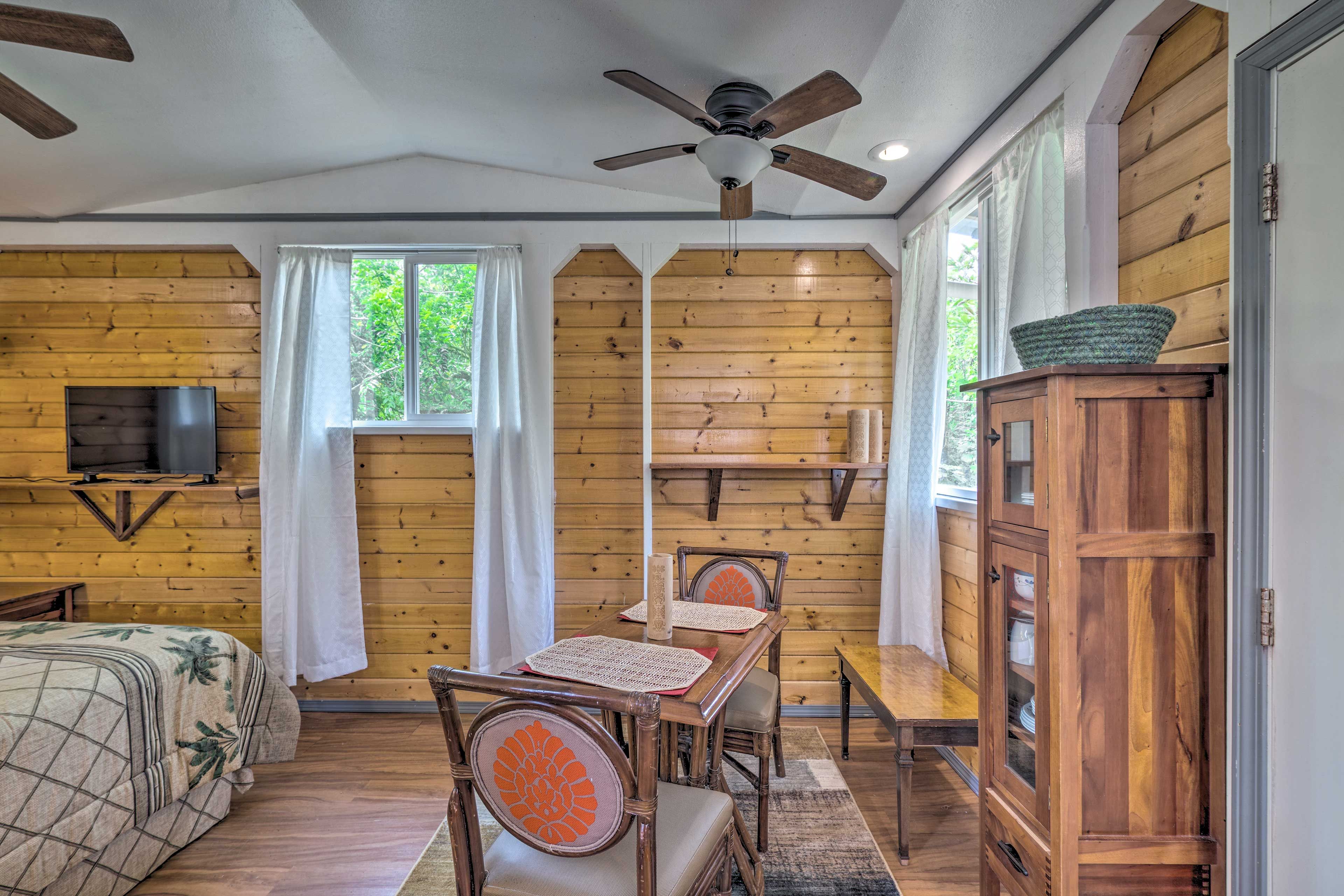 Dining Area | Dishware & Flatware Provided