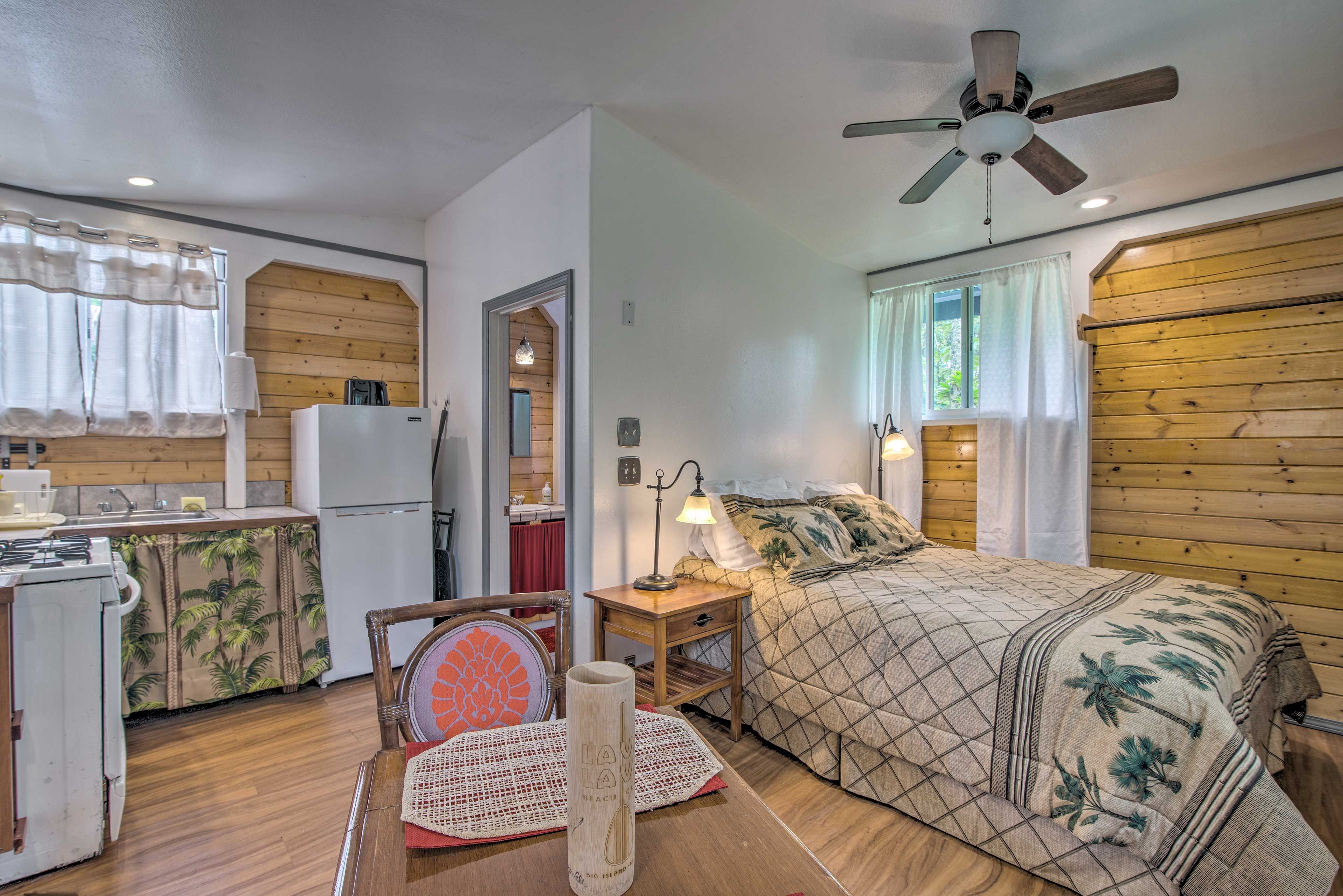 Studio | Queen Bed