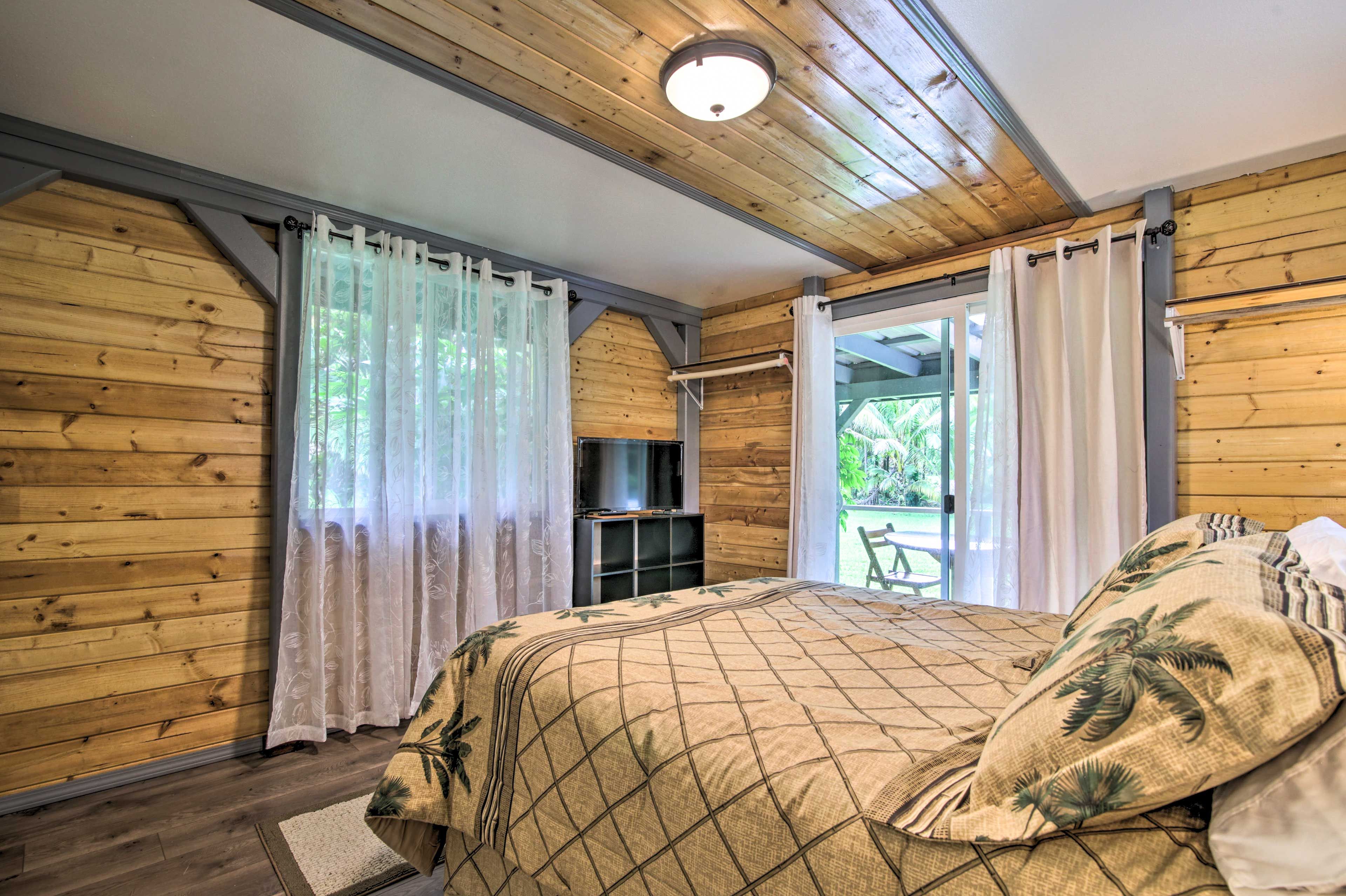 Bedroom | Queen Bed | Linens Provided