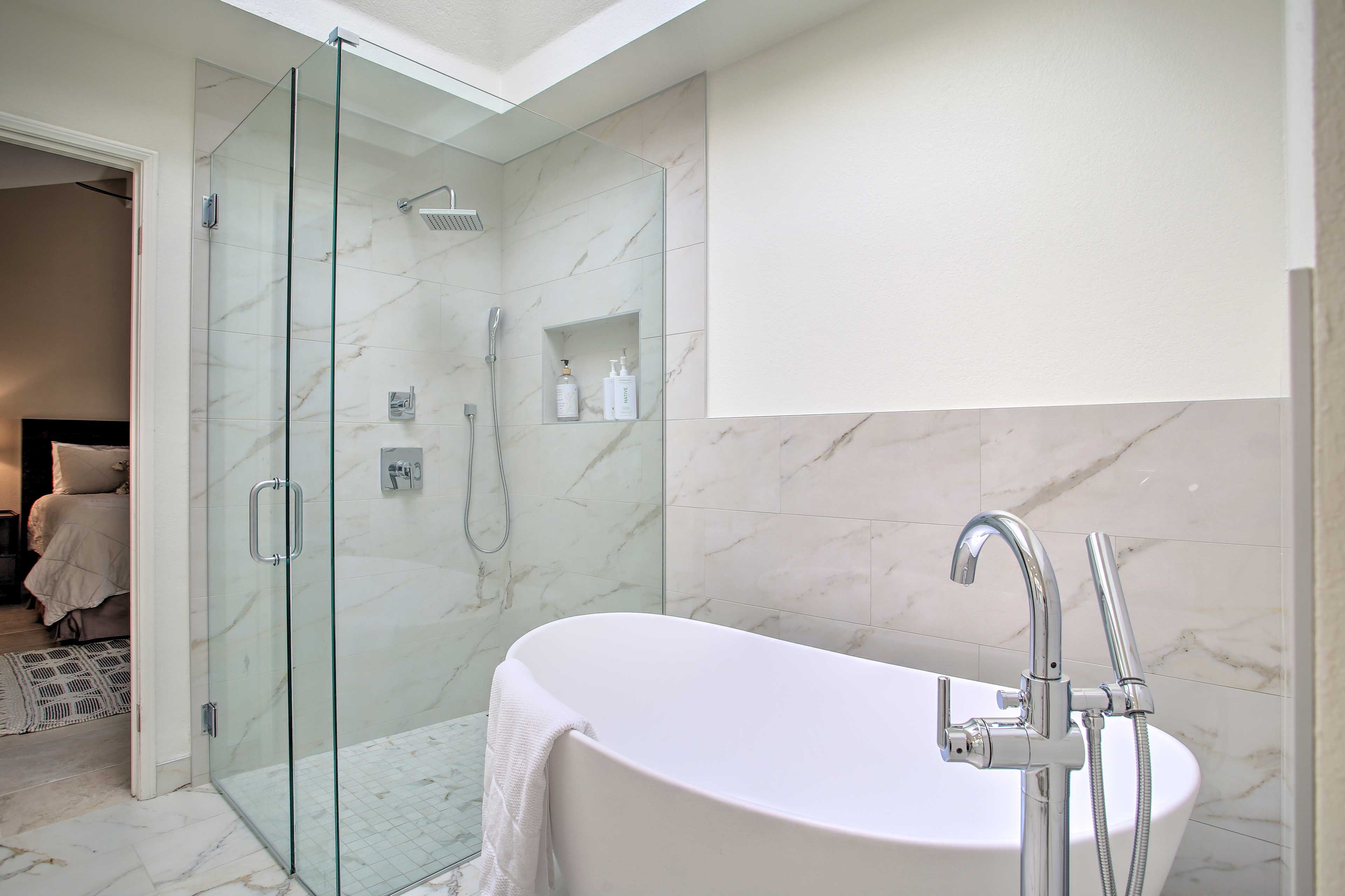 Full Bathroom | Walk-In Shower | Jetted Tub