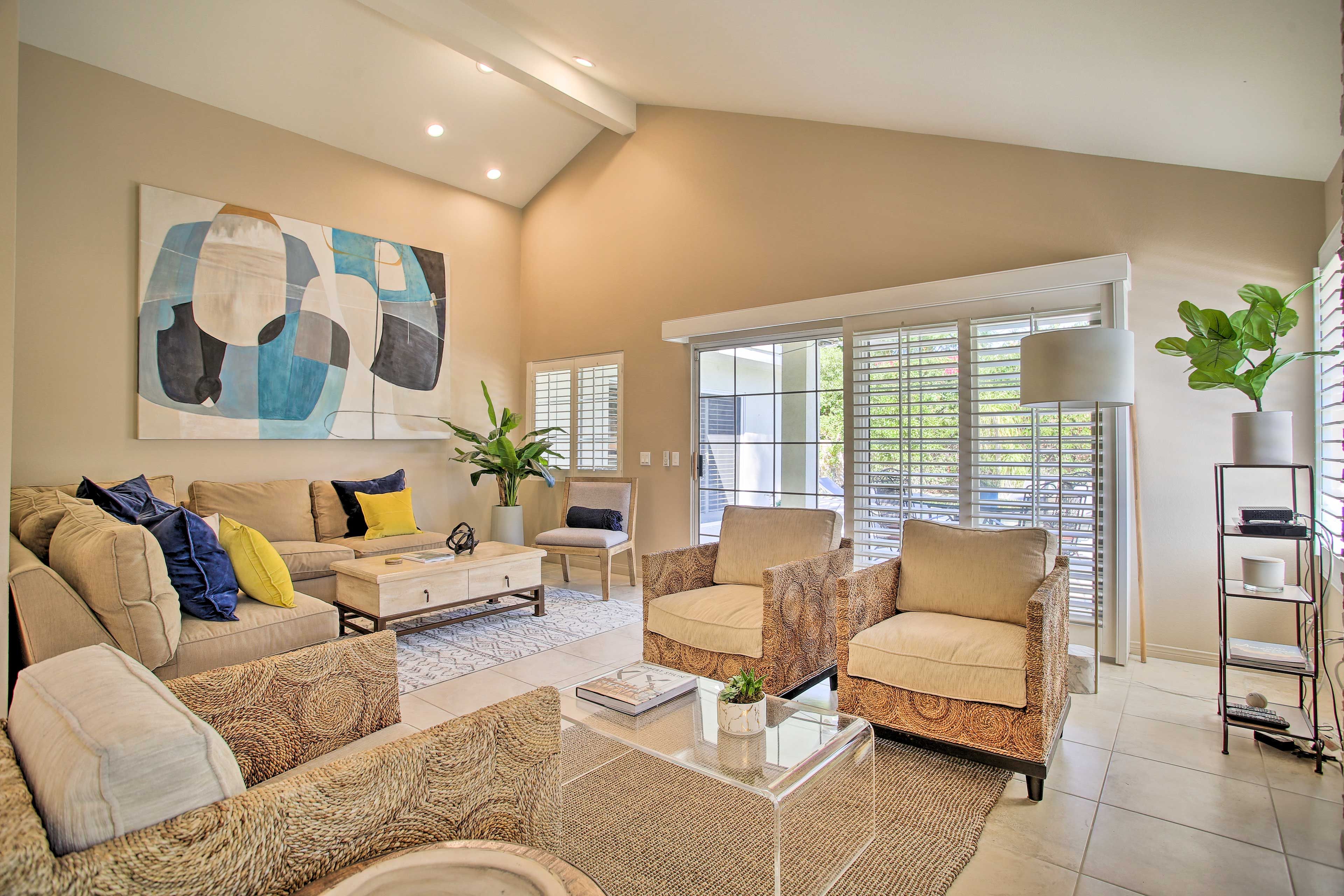 Living Room | Single Story | Free WiFi | Central Air Conditioning & Heating