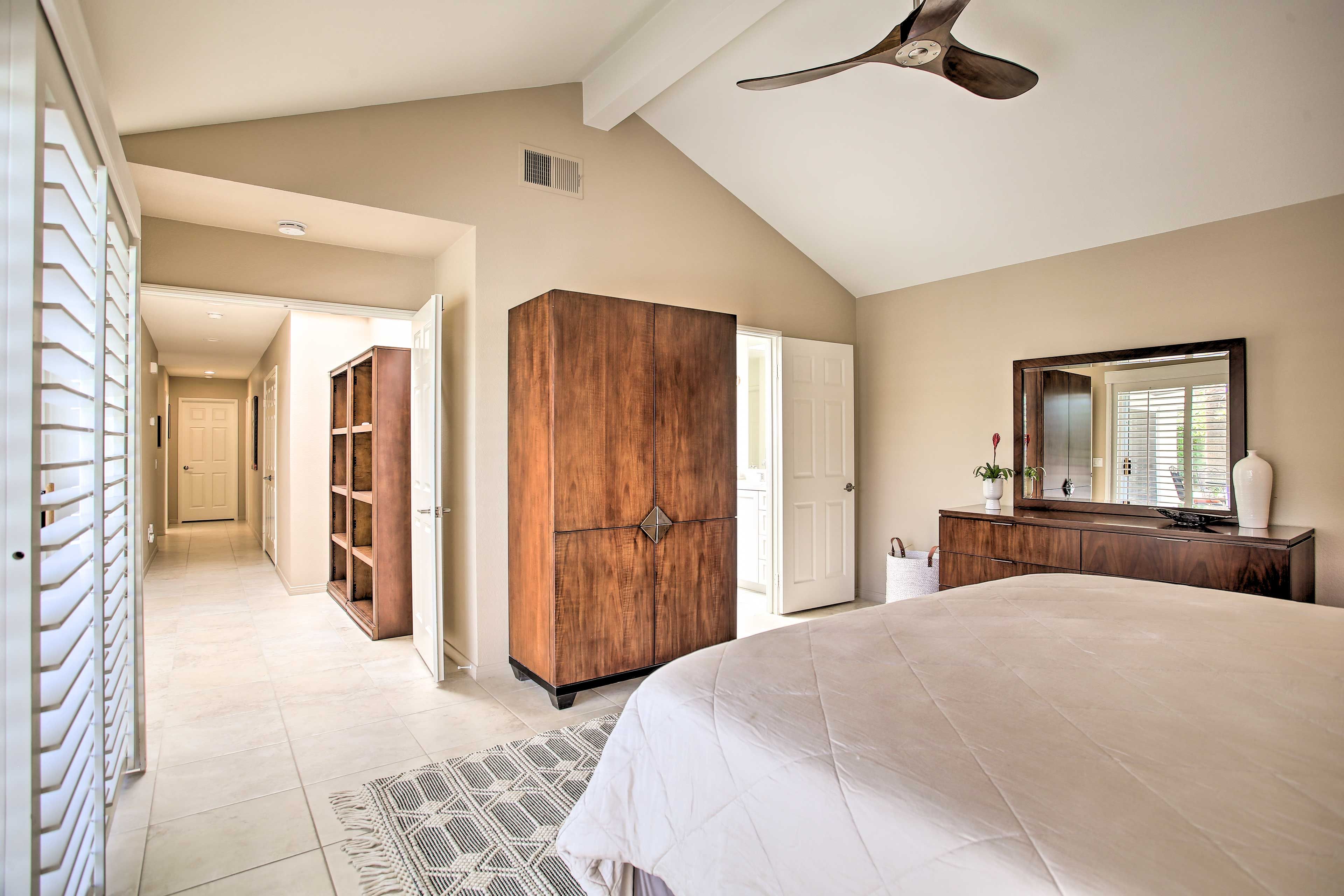 Bedroom 1 | En-Suite Bathroom | Walk-In Closet | Linens/Towels Provided