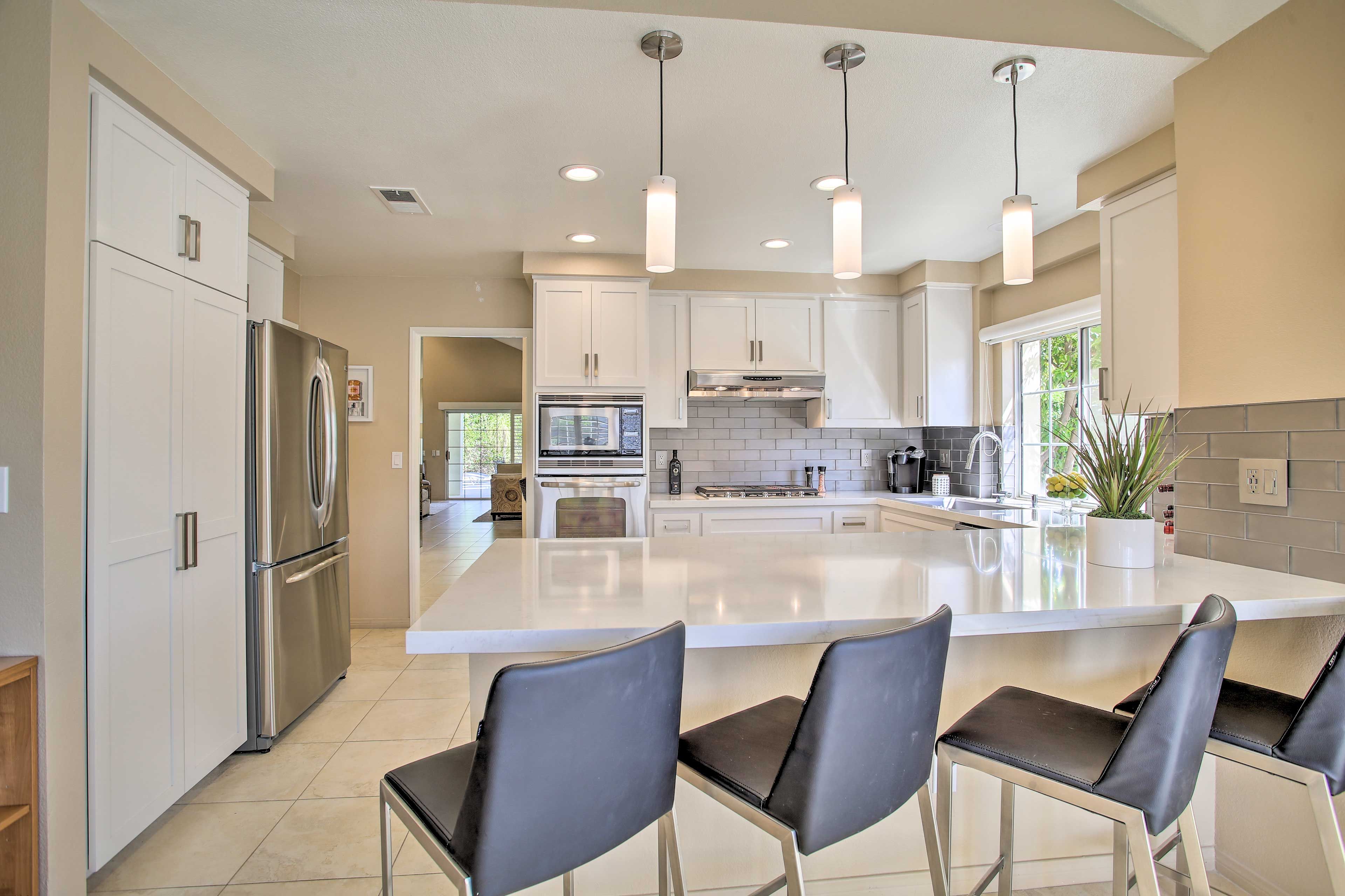 Kitchen | Fully Equipped | Coffee Maker | Cooking Basics | Dishware/Flatware