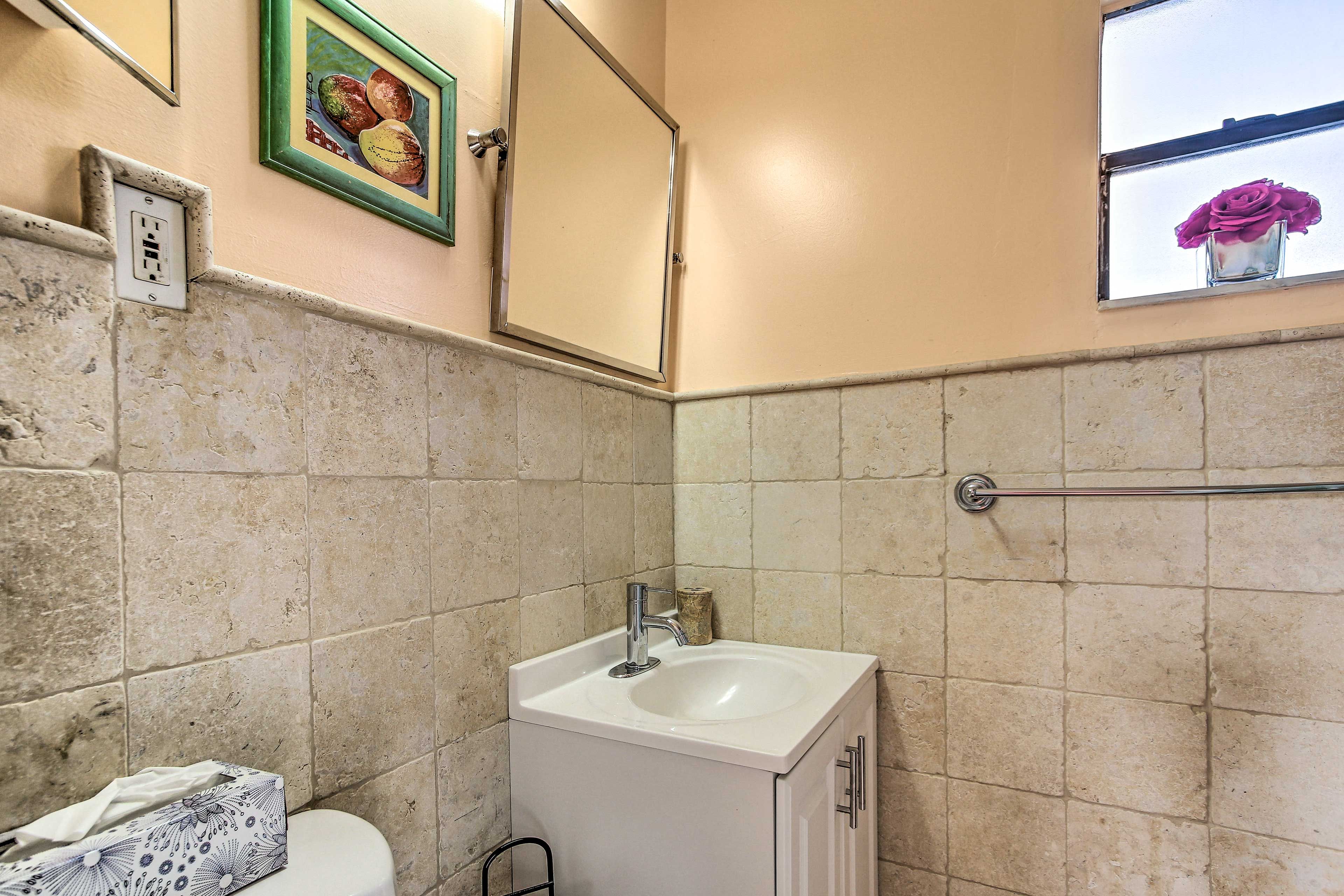 Full Bathroom | Linens & Towels | Hair Dryer