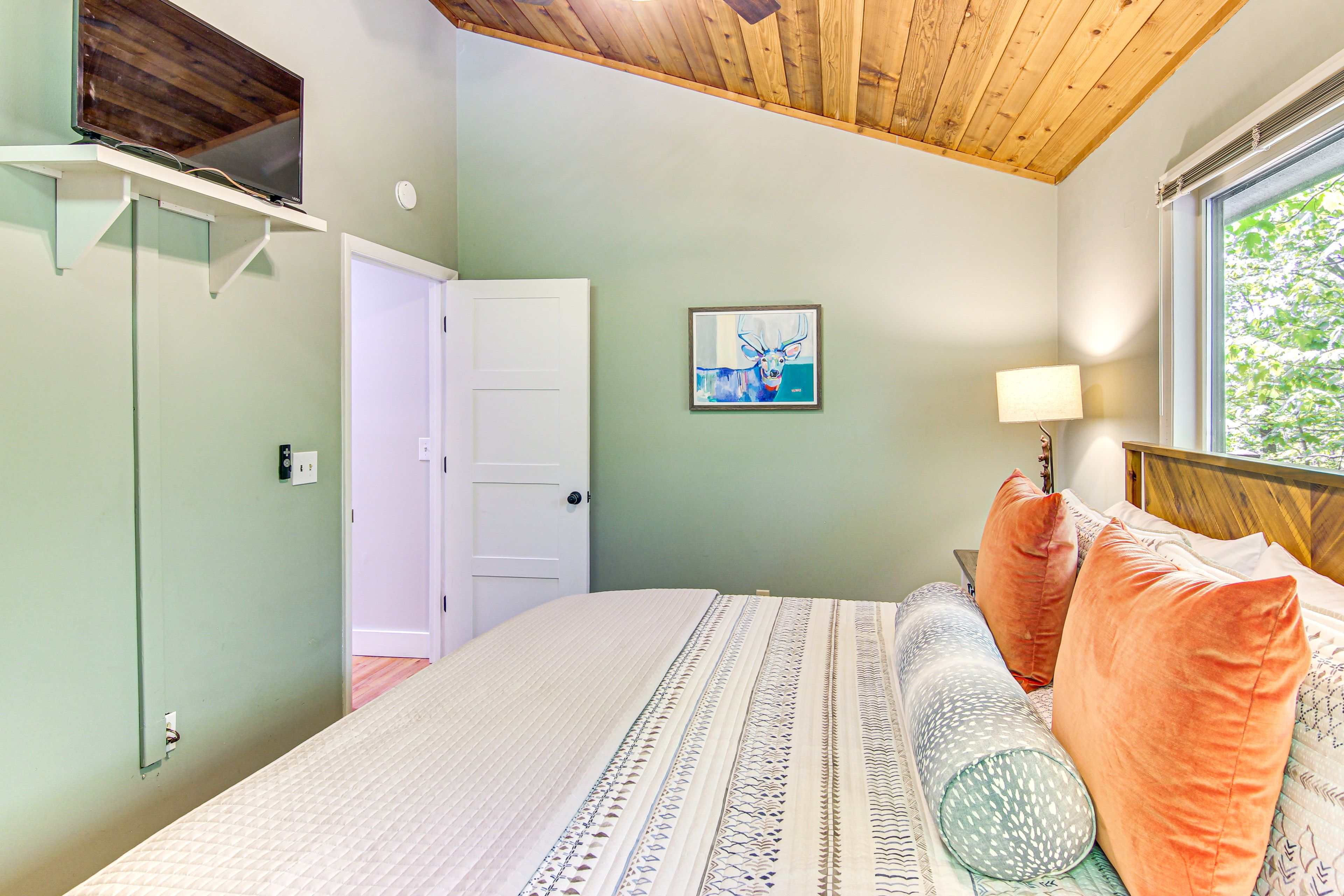 Bedroom 2 | Smart TV