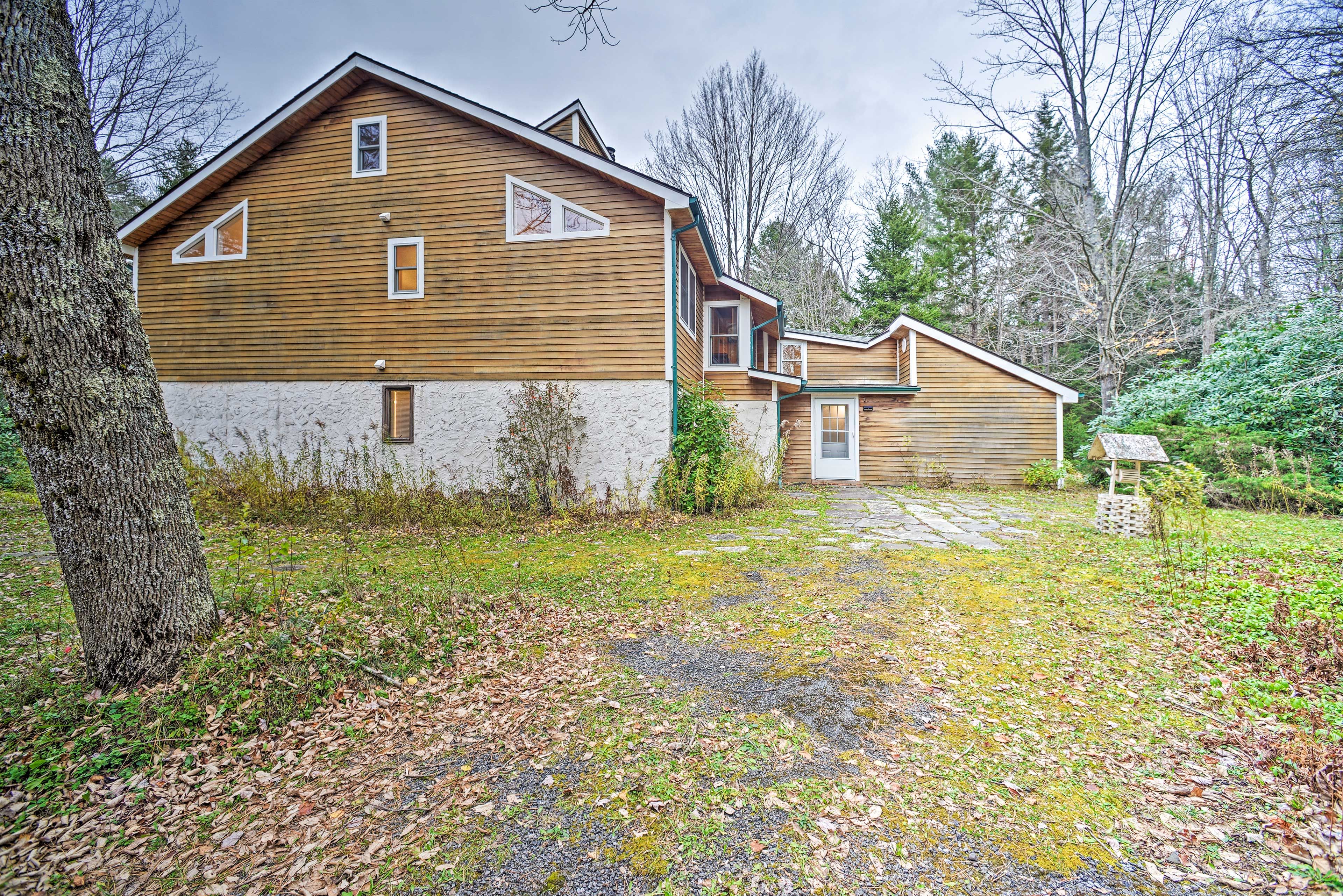 Exterior | Driveway (4 Vehicles)