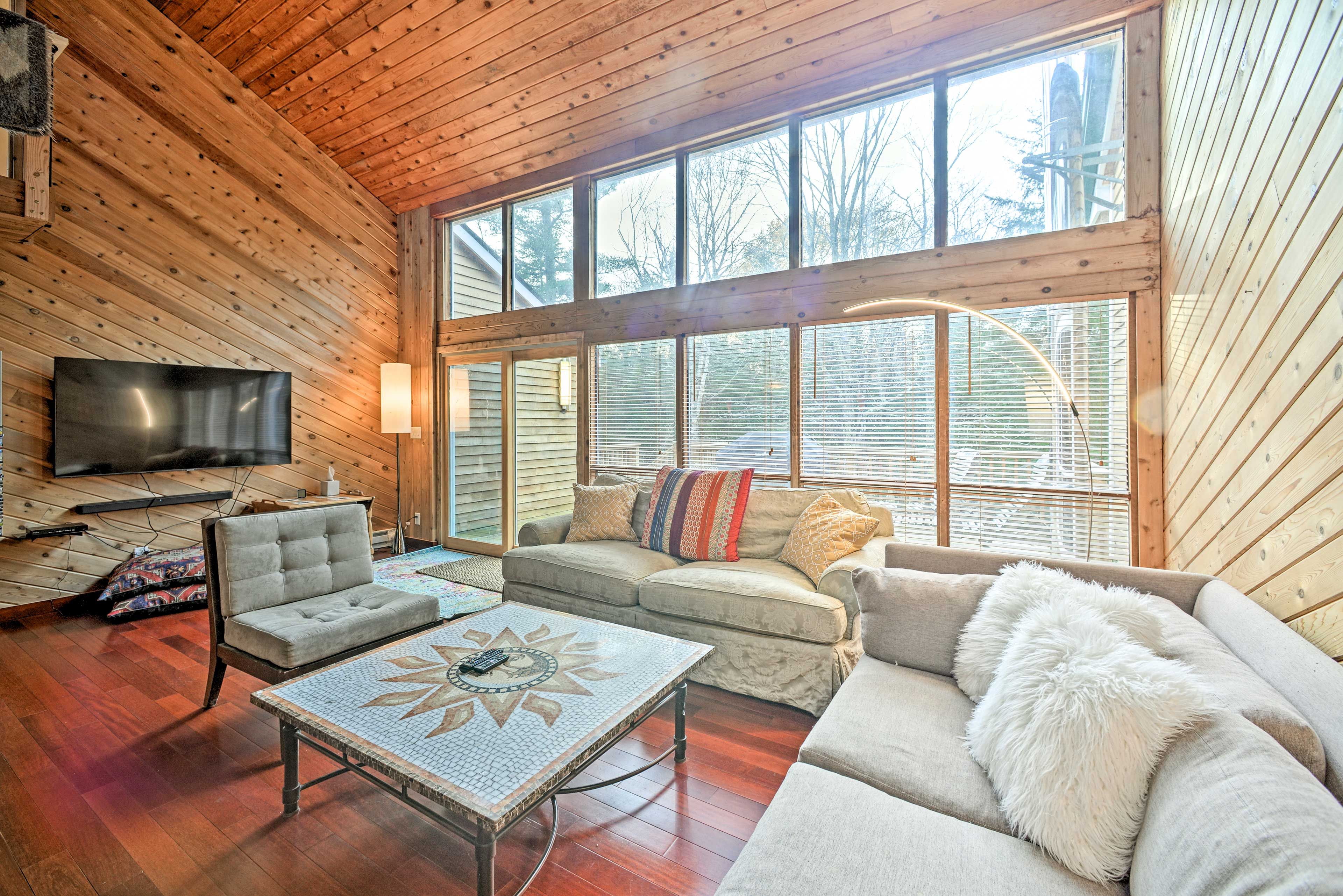 Living Room | Flat-Screen TV | DVD Player | Soundbar