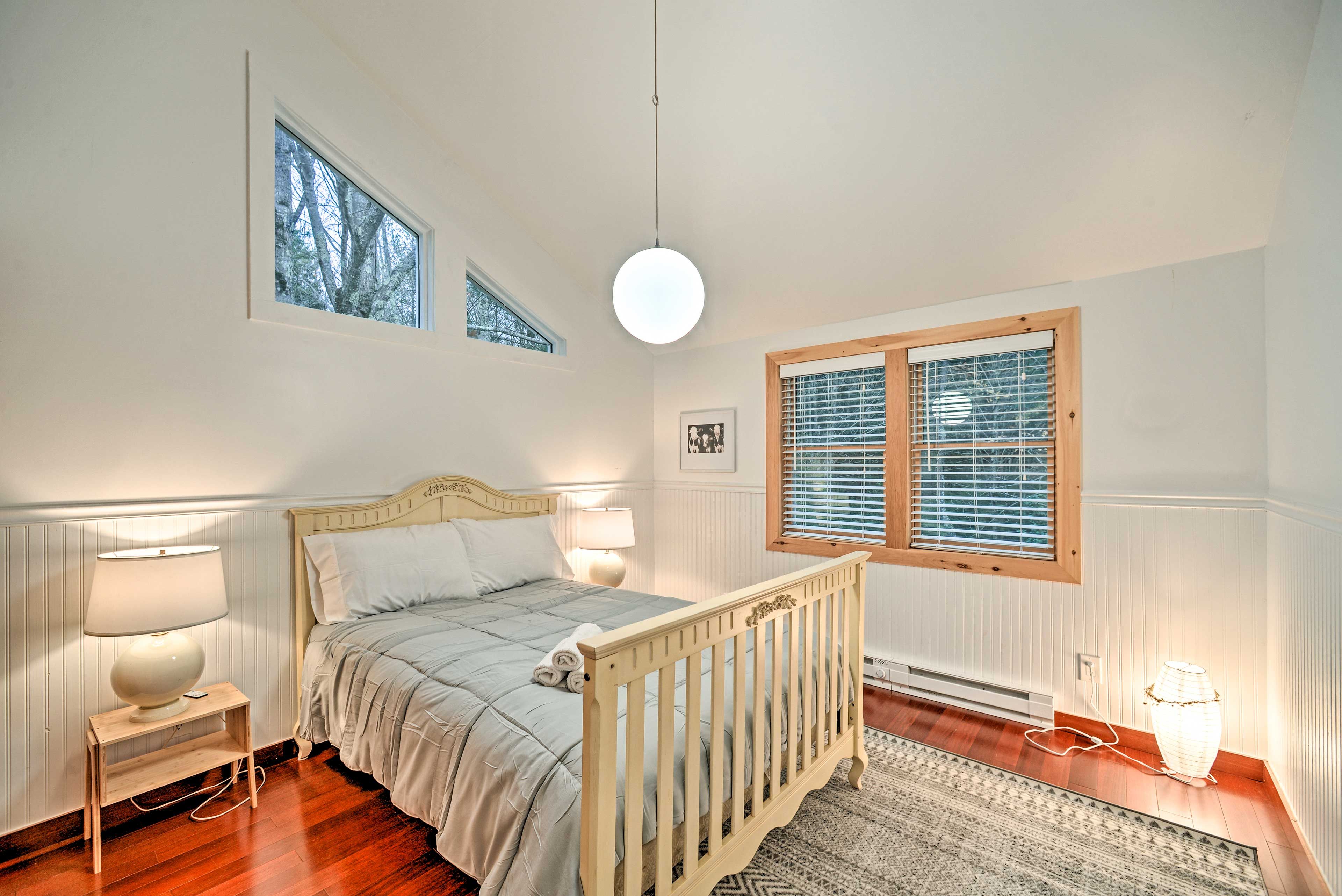 Bedroom 1 | Queen Bed