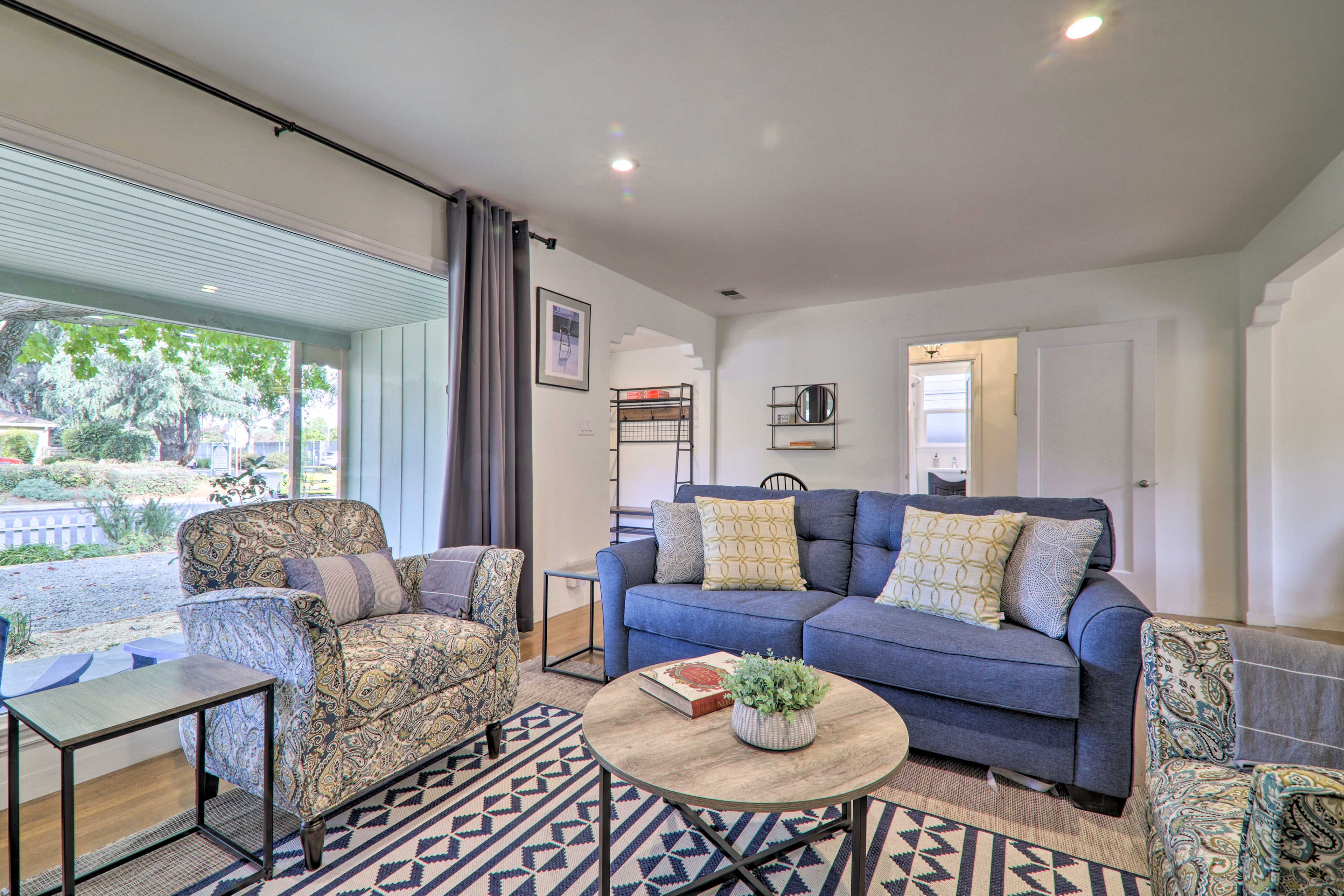 Living Room | Smart TV | Fireplace