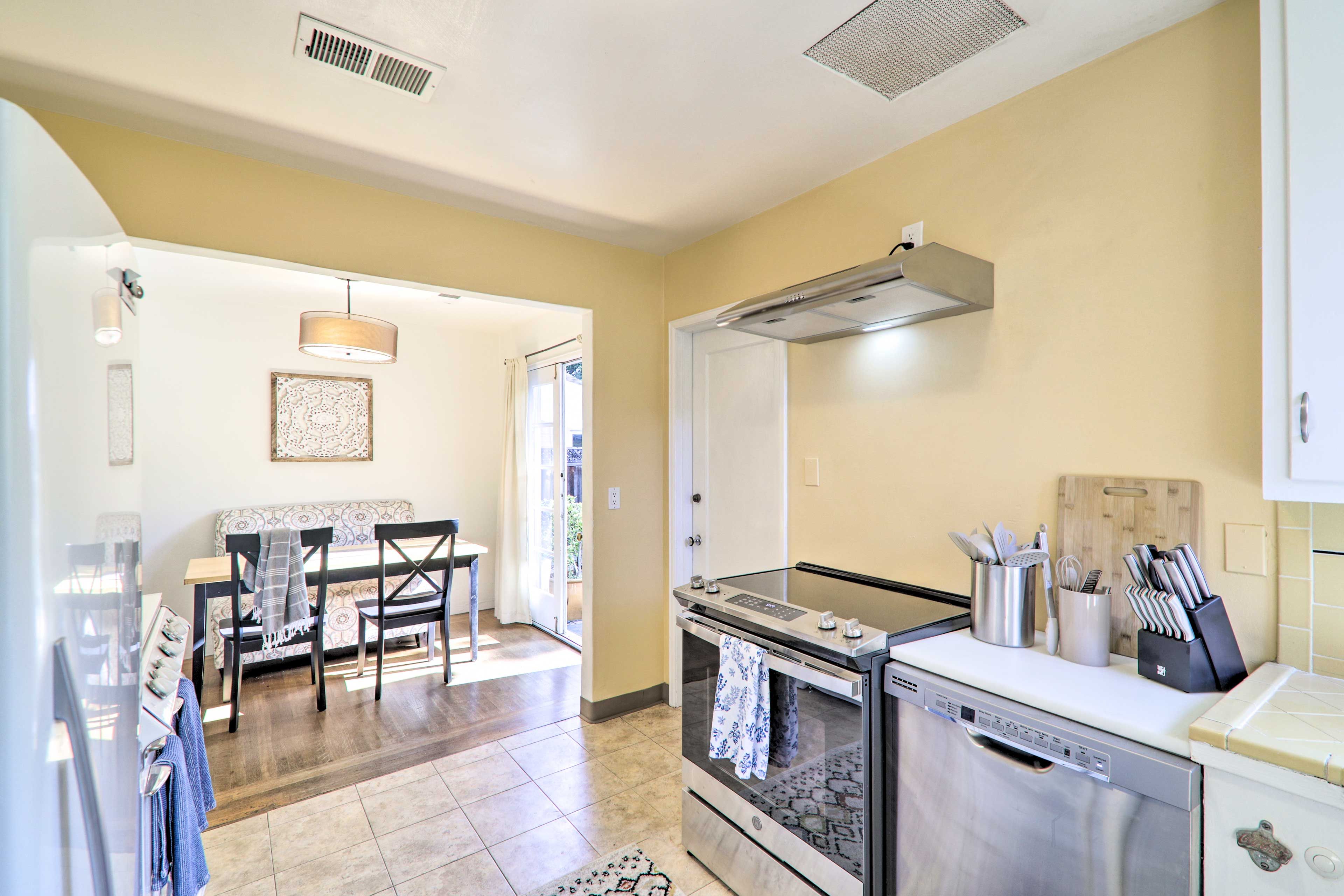 Kitchen | Paper Towels/Trash Bags Provided