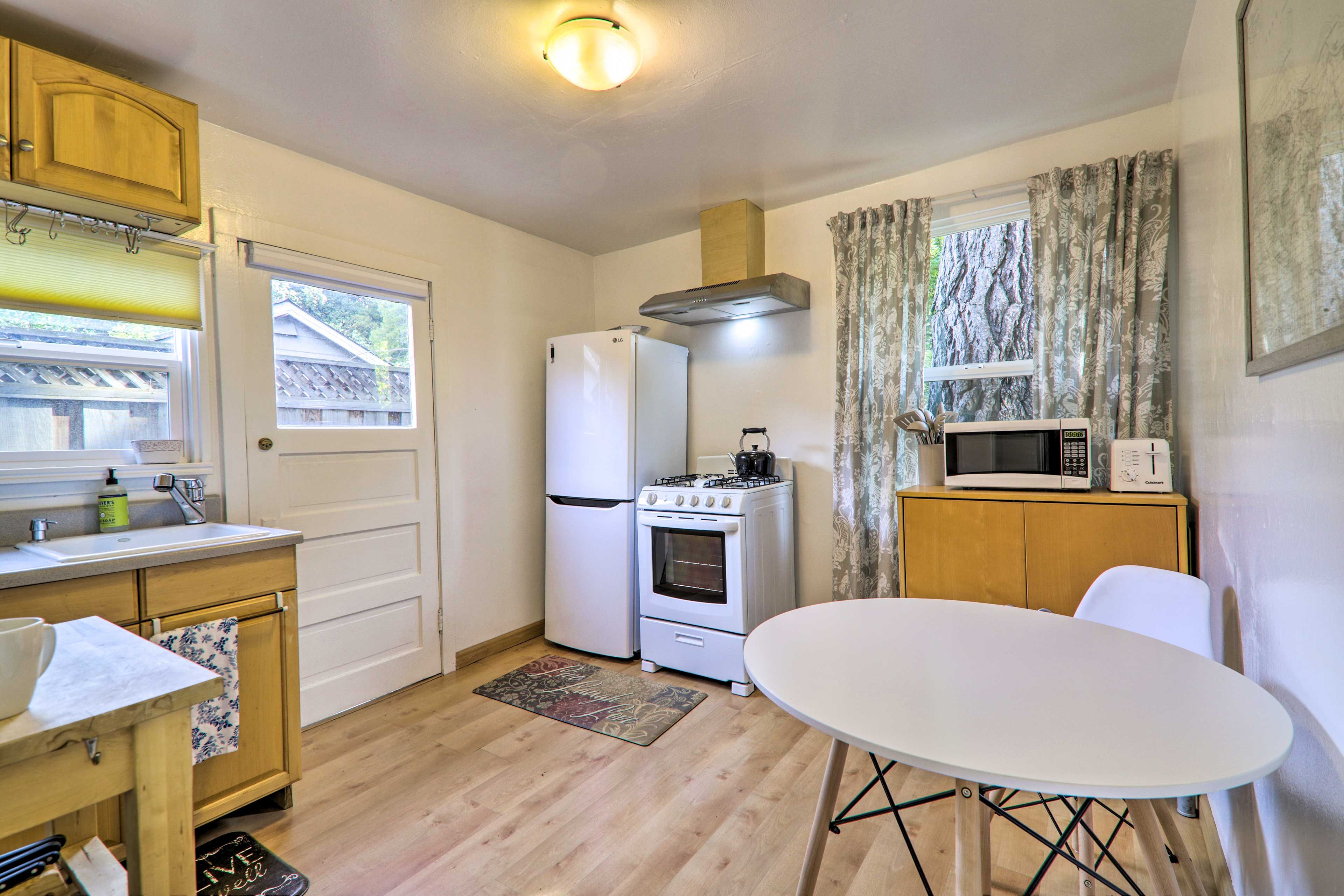 Dining Room | Dishware/Flatware Provided