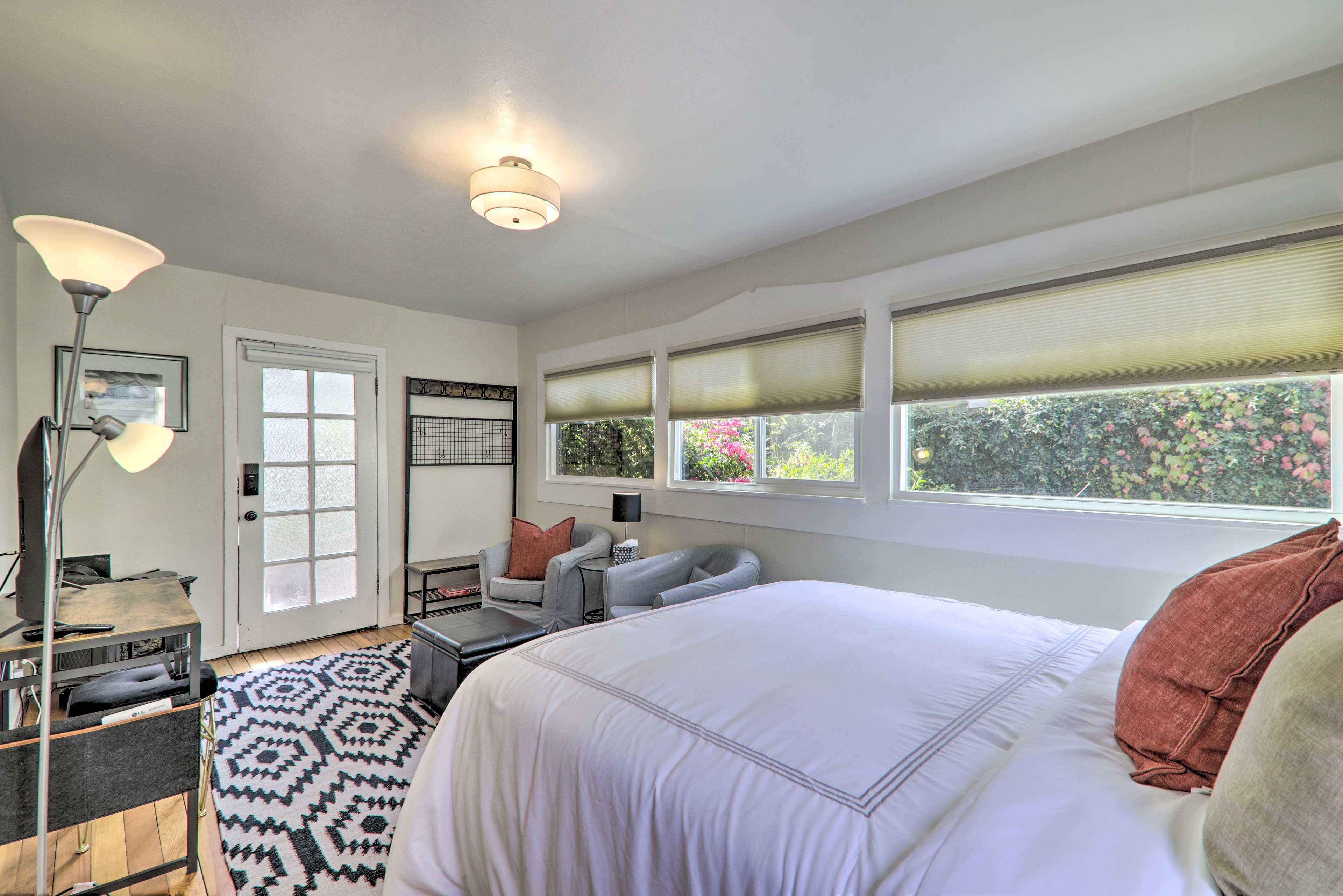 Studio | Queen Bed | Linens Provided
