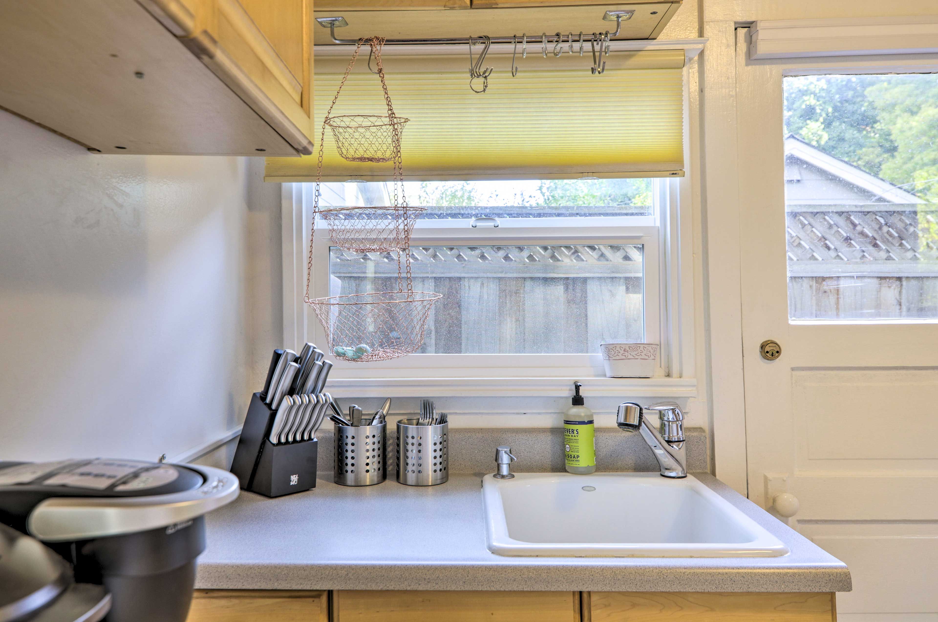 Kitchen | Paper Towels/Trash Bags Provided
