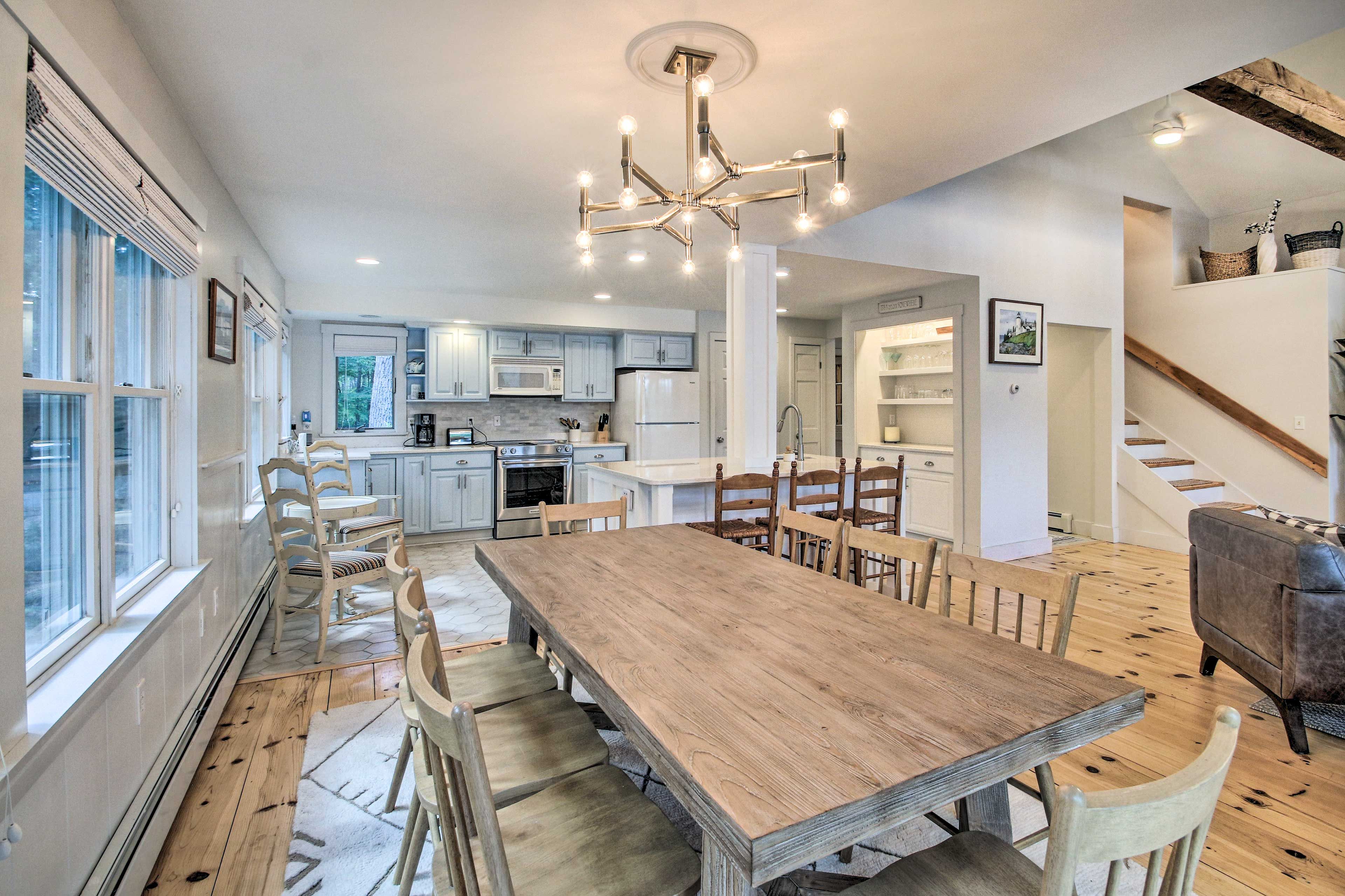 Dining Area | Breakfast Bar