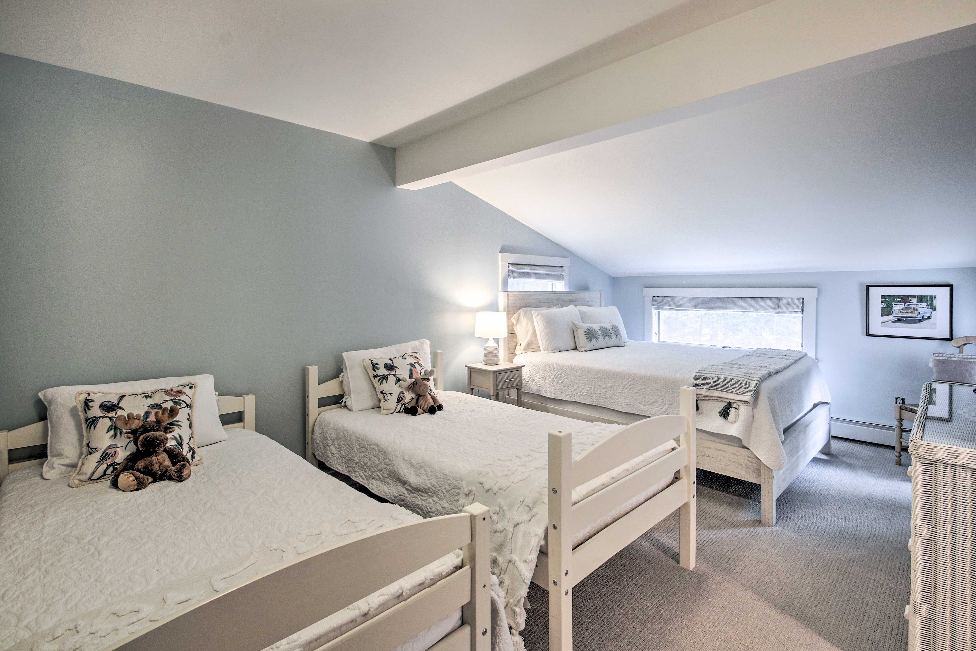 Bedroom 2 | Queen Bed | 2 Twin Beds | Smart TV