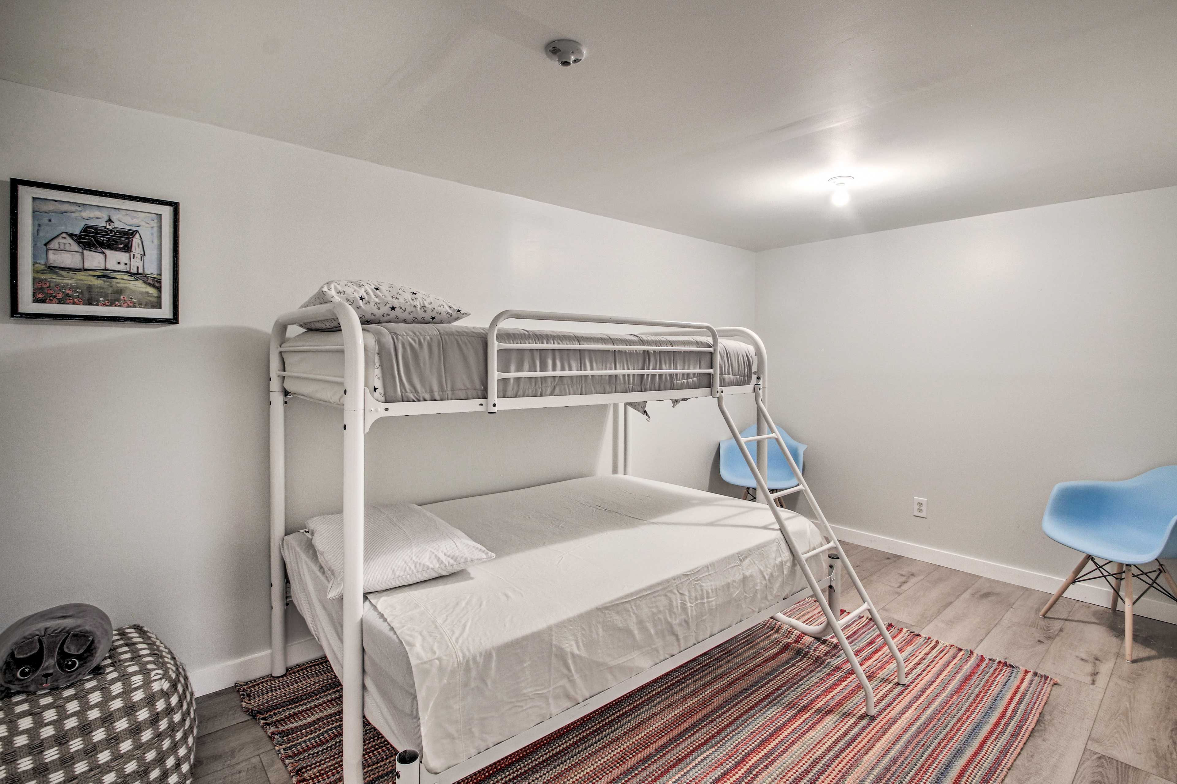 Bedroom 5 | Twin/Full Bunk Bed