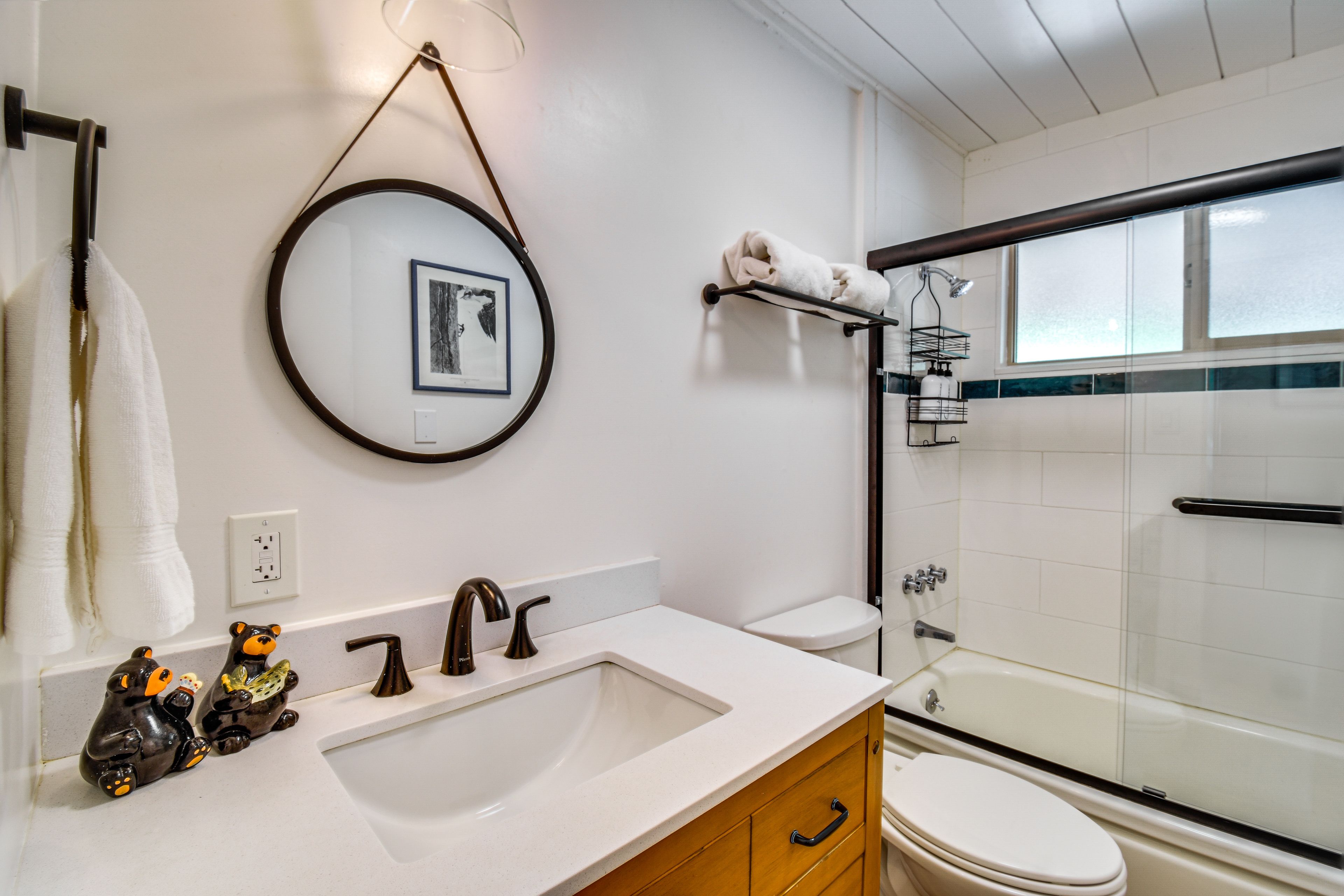 Full Bathroom | Complimentary Toiletries | Hair Dryer